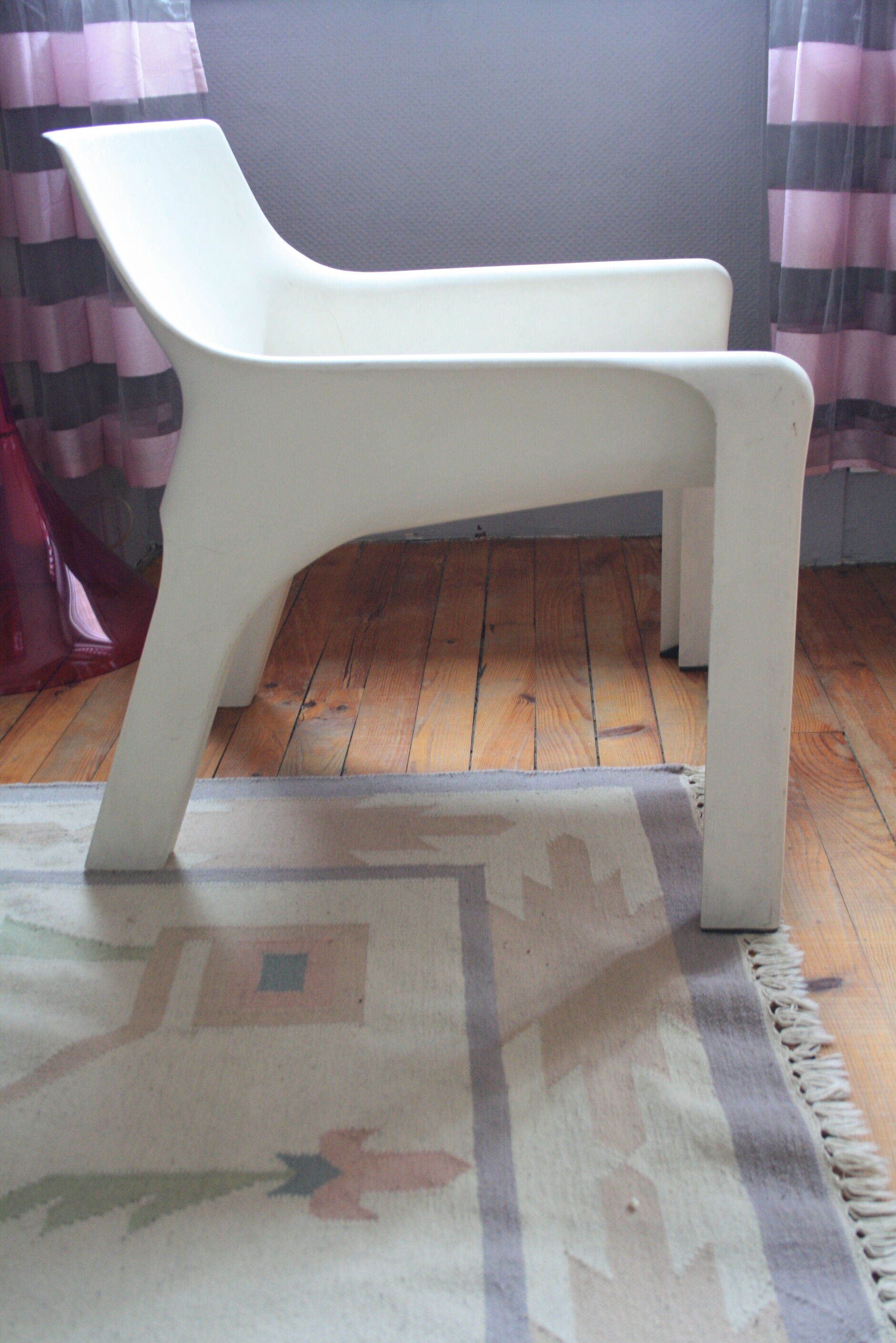 Vicaro armchair  by Vico Magistretti for Artemide