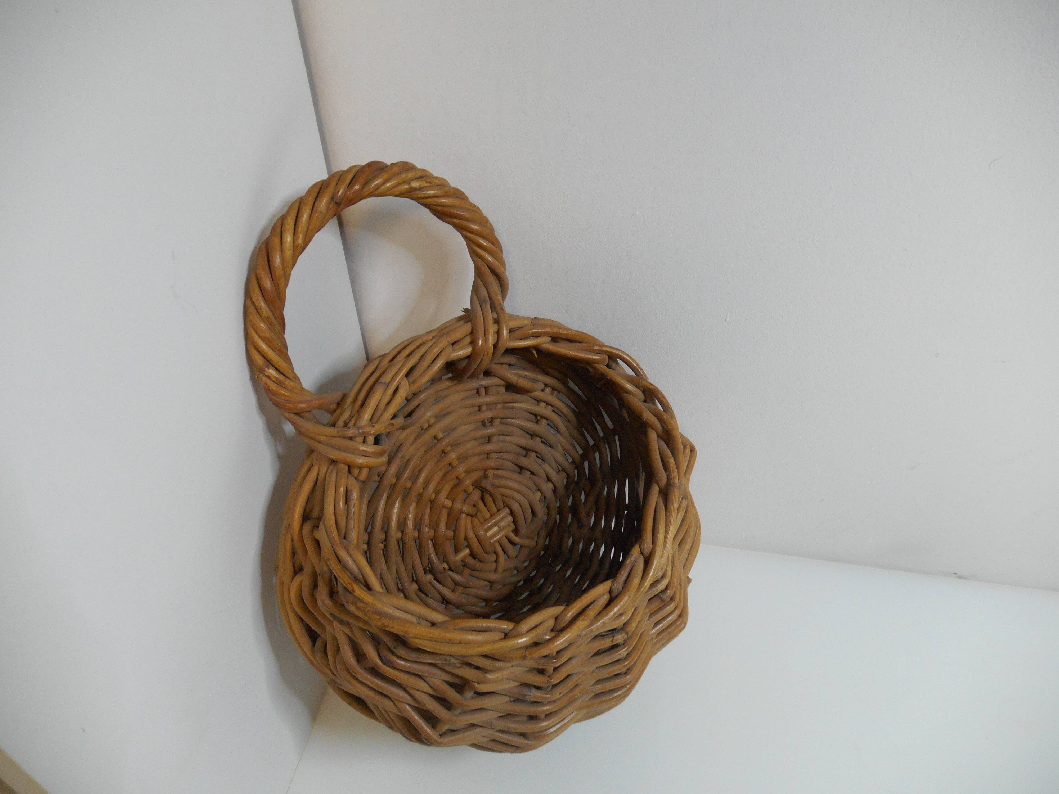 Pretty wall wicker basket