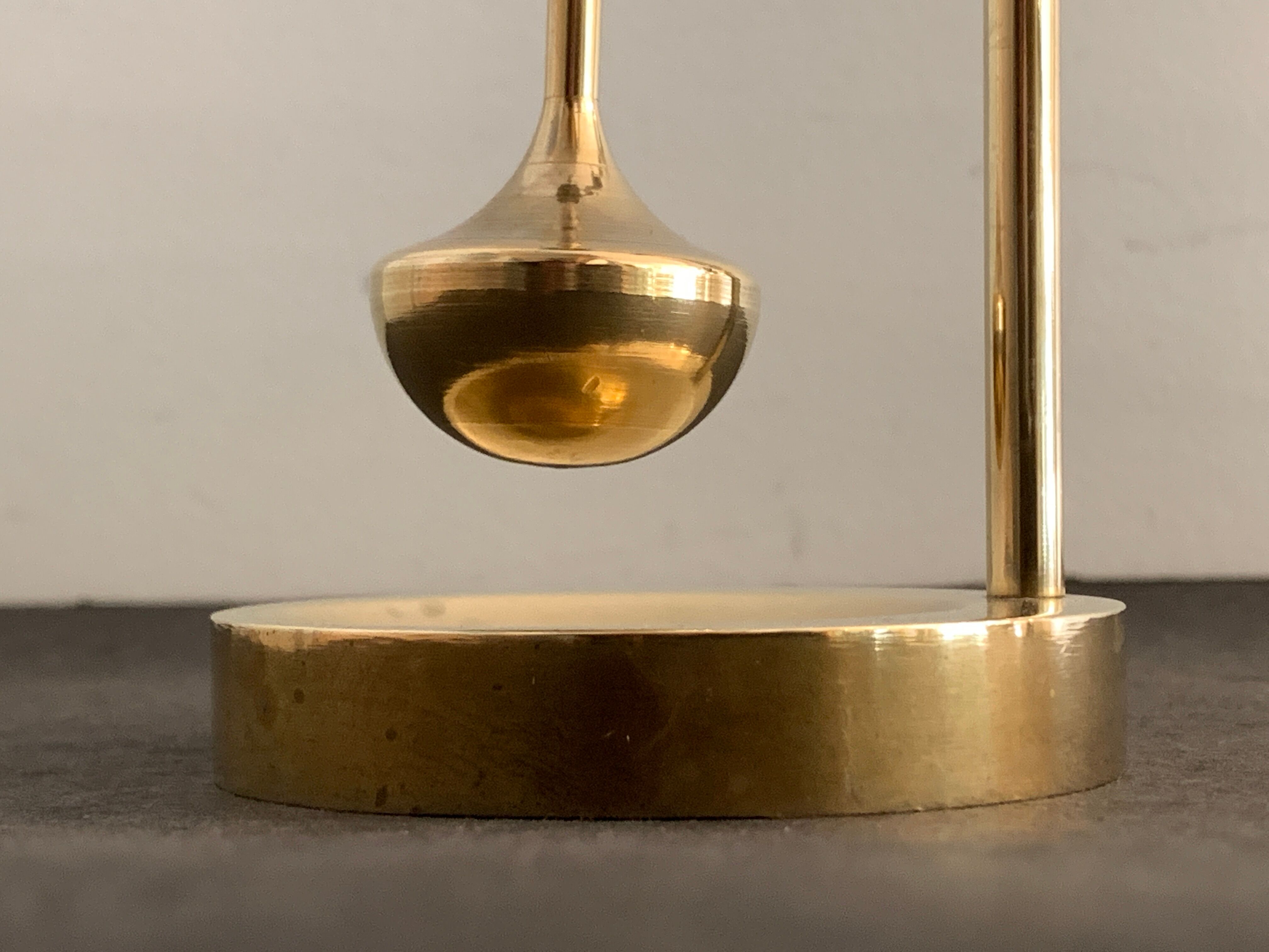 Marine gyroscopic oil lamp in polished solid brass, Ilse Ammonsen for Daproma, Denmark, 1950