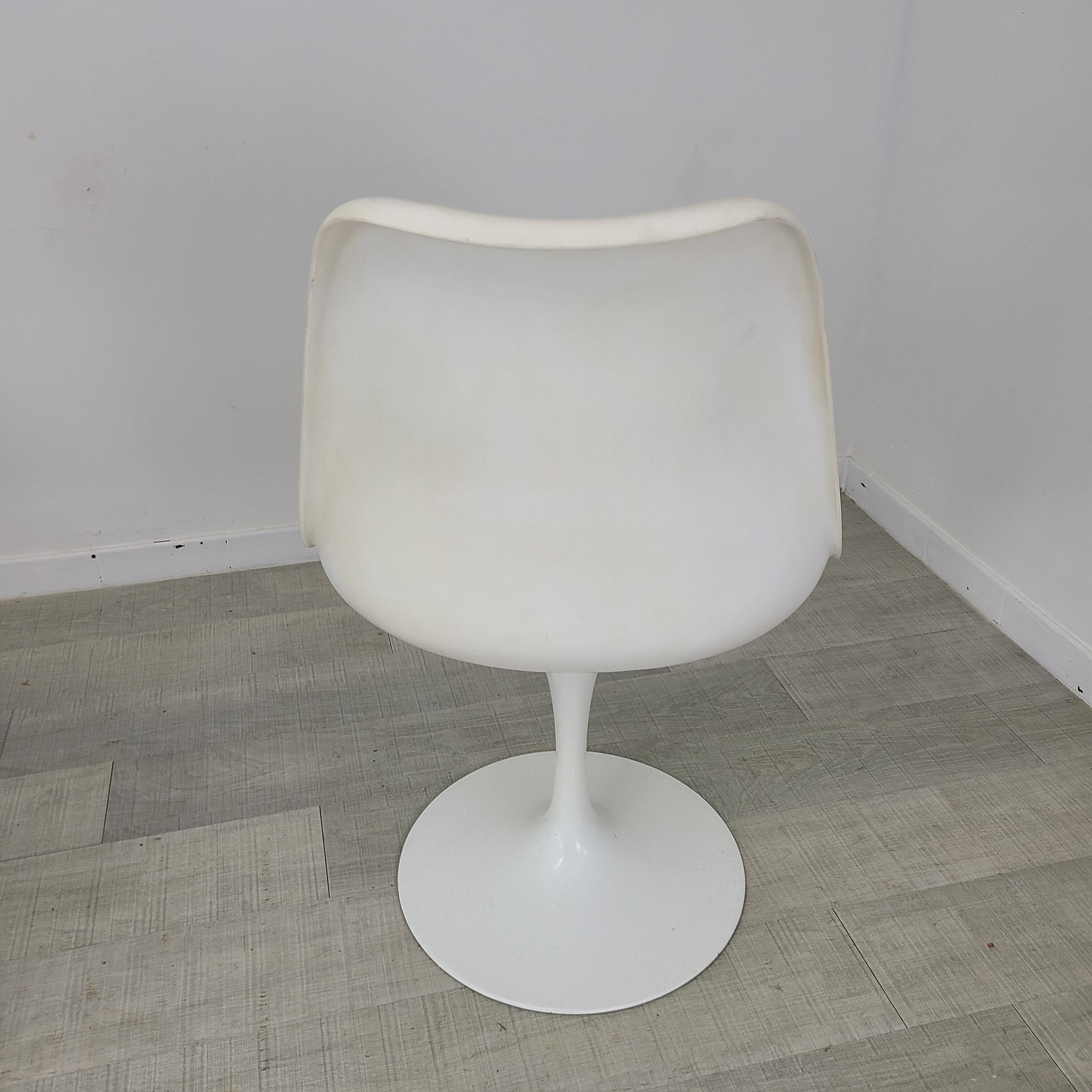Knollinternational tulip chairs design Eero Saarinen vintage 1970