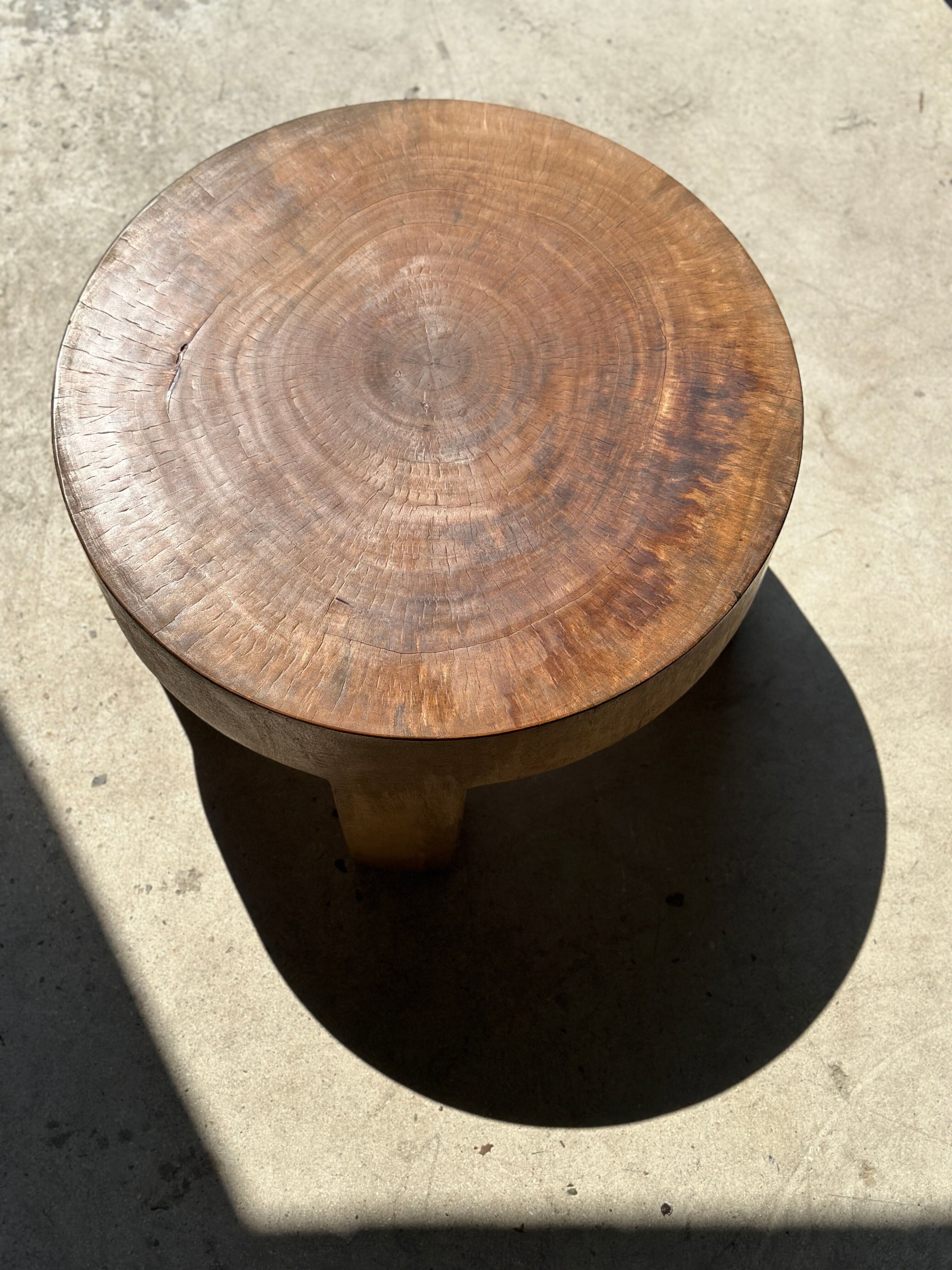 Quadripod coffee table in solid wood monoxyl natural color (dark)