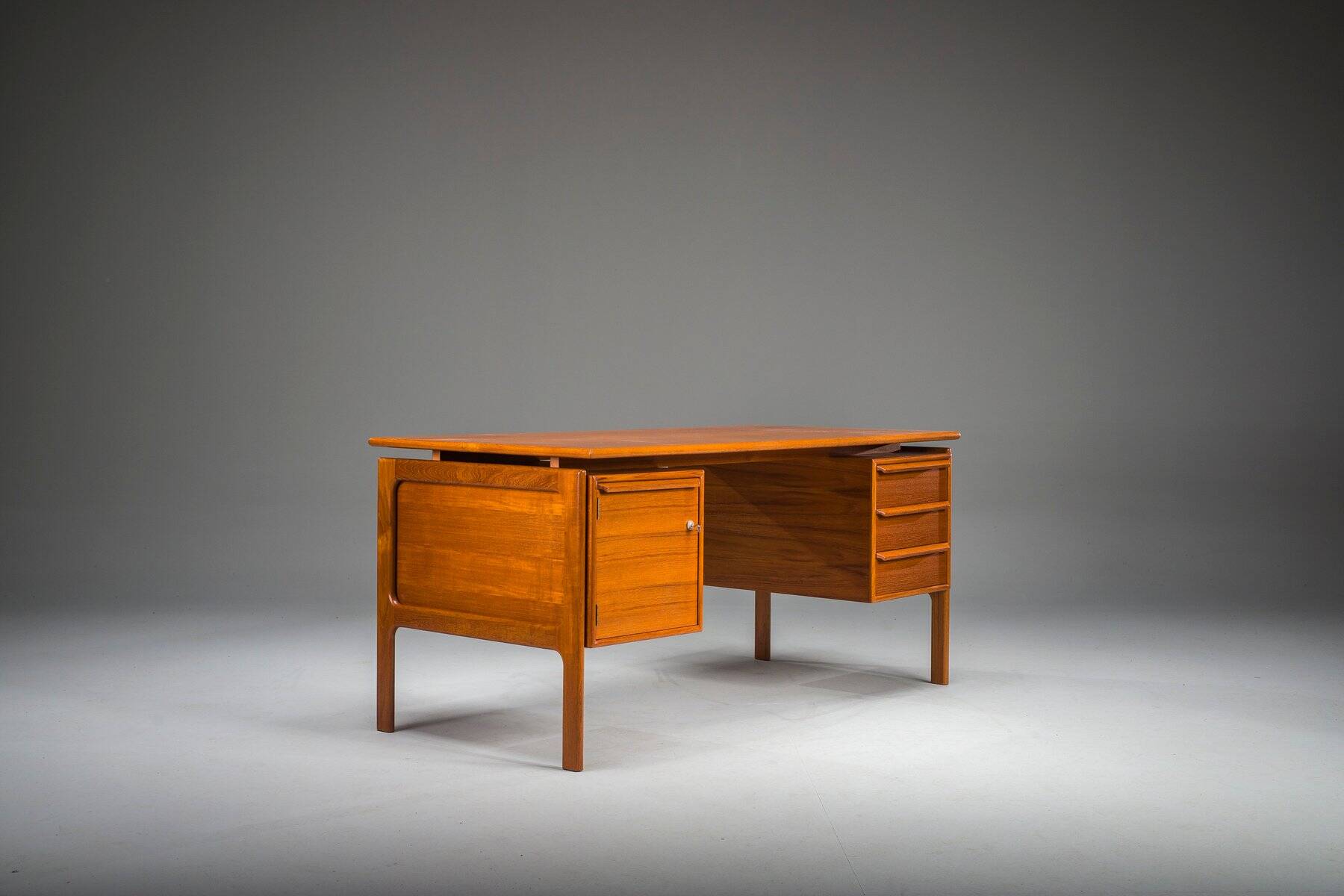 Mid-century modern teak freestanding desk from GV Møbler, 1960s