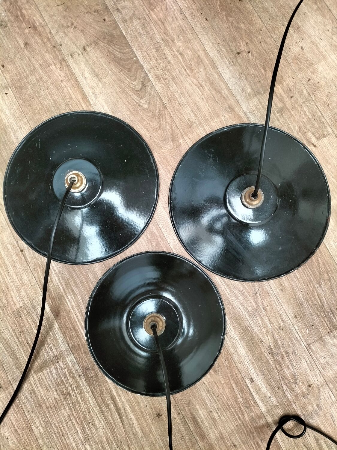 Enamelled sheet metal suspensions