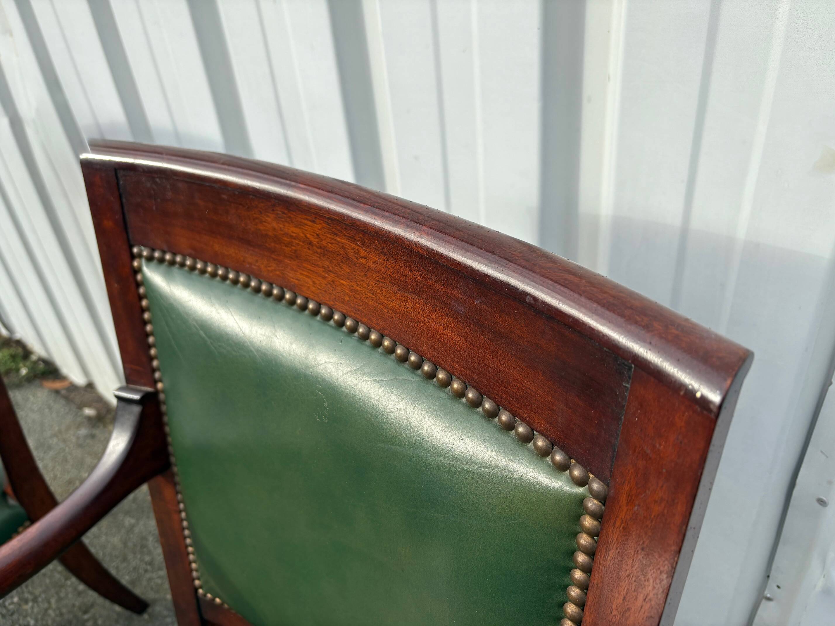 Paire de fauteuils de style Empire en acajou et cuir vert