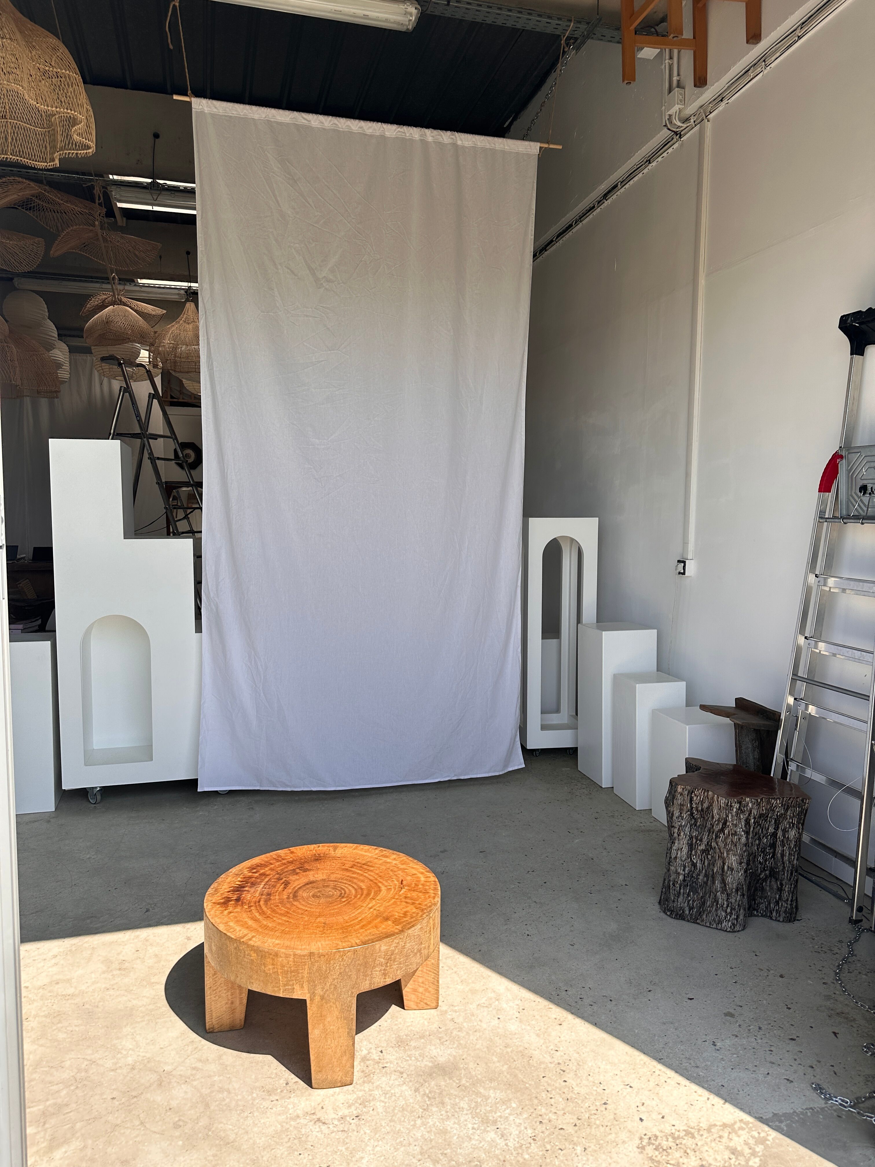 Quadripod coffee table in solid wood monoxyl natural color (dark)