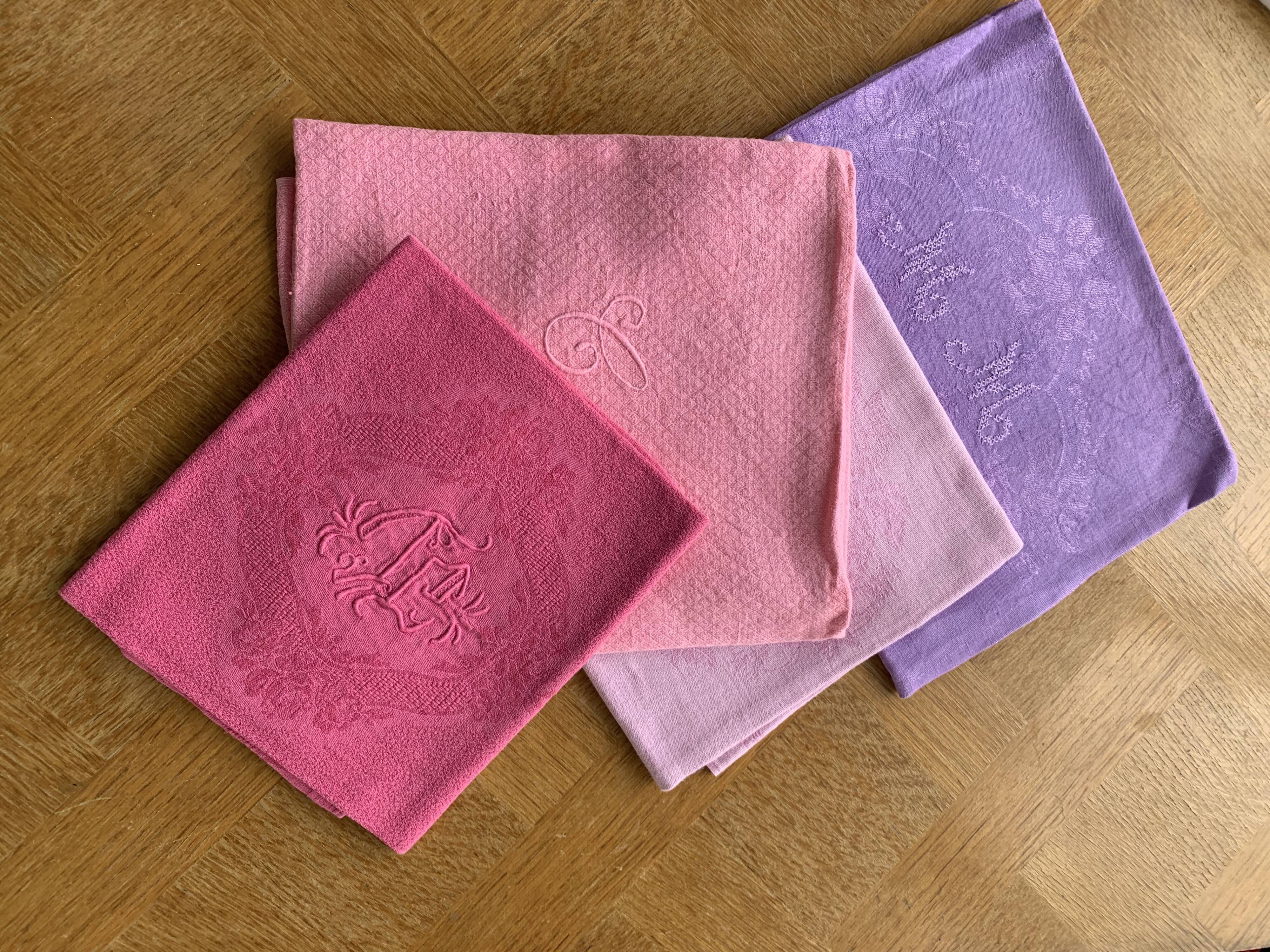 Set of 4 old towels in linen and damask cotton, monogram shades of roses