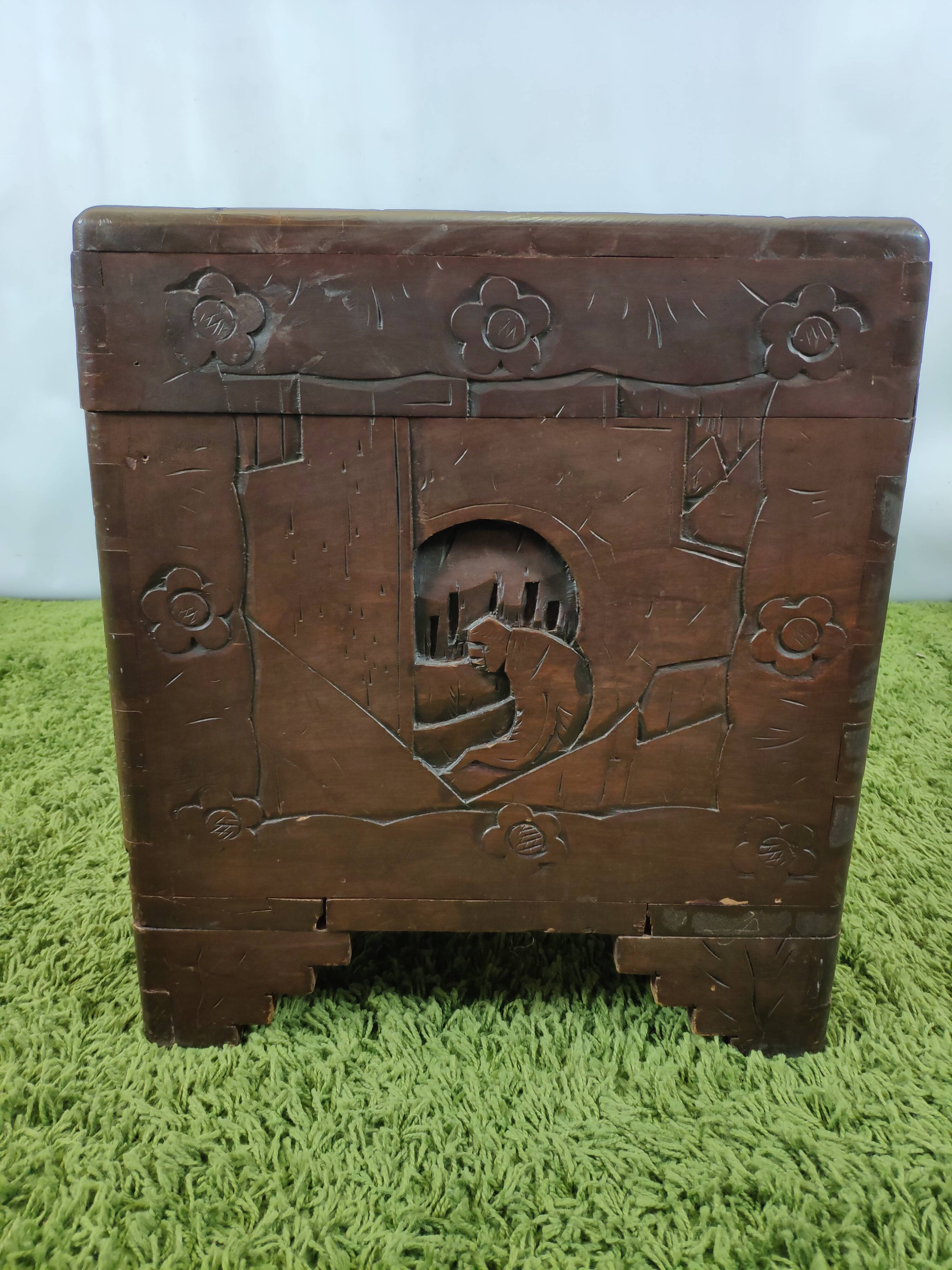Asian-style travel trunk