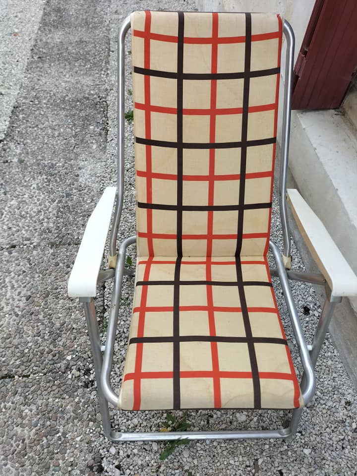 Set of two vintage folding chairs
