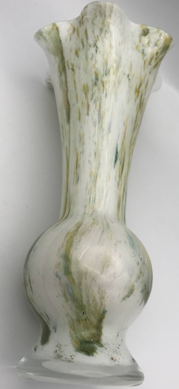Vase en verre soufflé opaline blanche et nuances polychromes vert, jaune, bleu