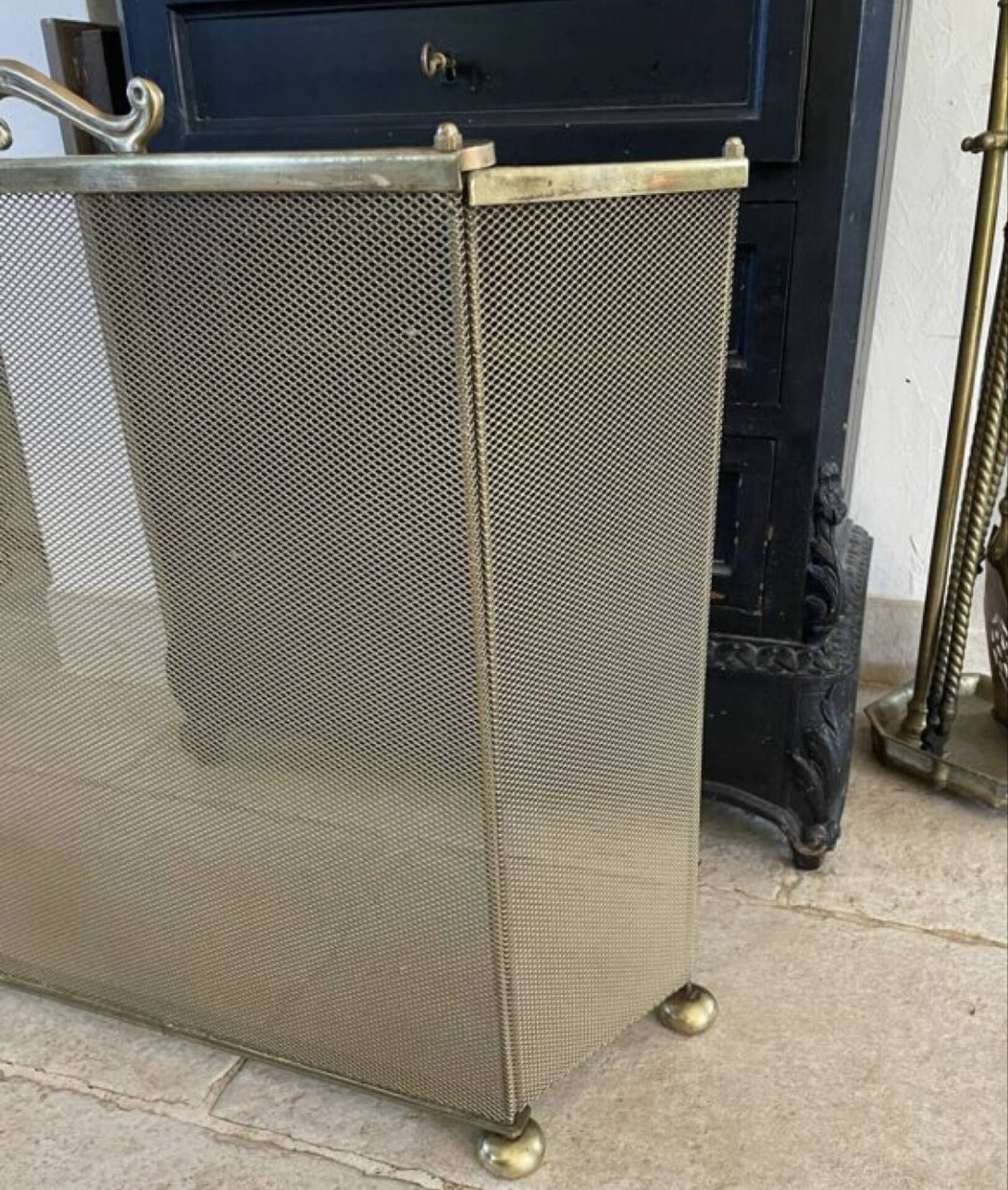 Vintage English fire screen in brass and gilded metal.
