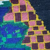 Tapis roumain en laine noire avec un panier de fleurs colorées