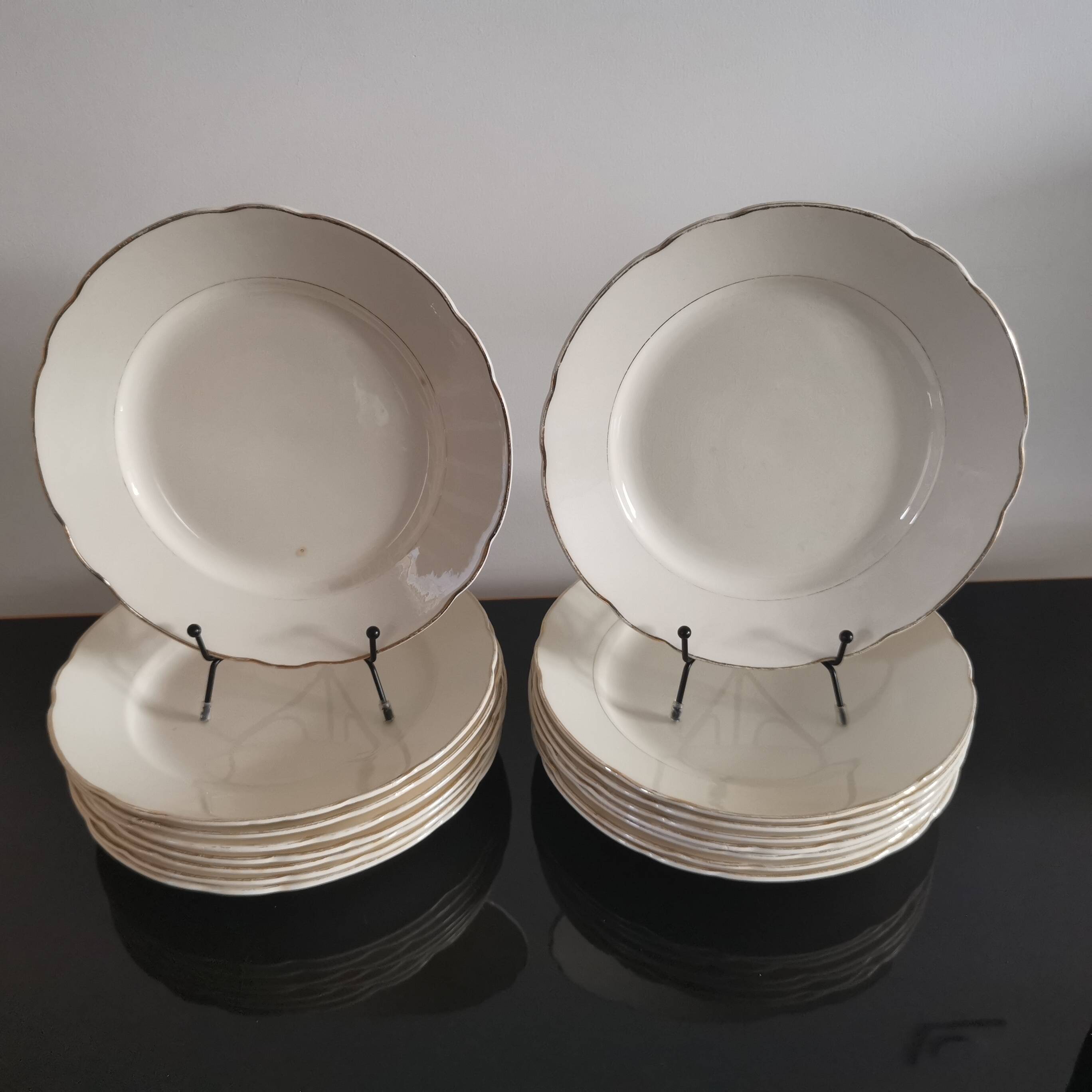 Set of 6 Villeroy and Boch flat plates in ivory color and gold edging