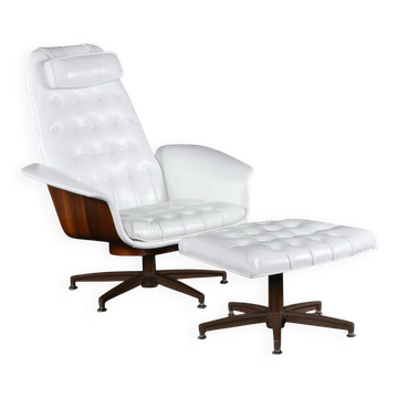 Chaise inclinable et pivotante blanche à capitons de style George Mulhauser restaurée avec ottoman.