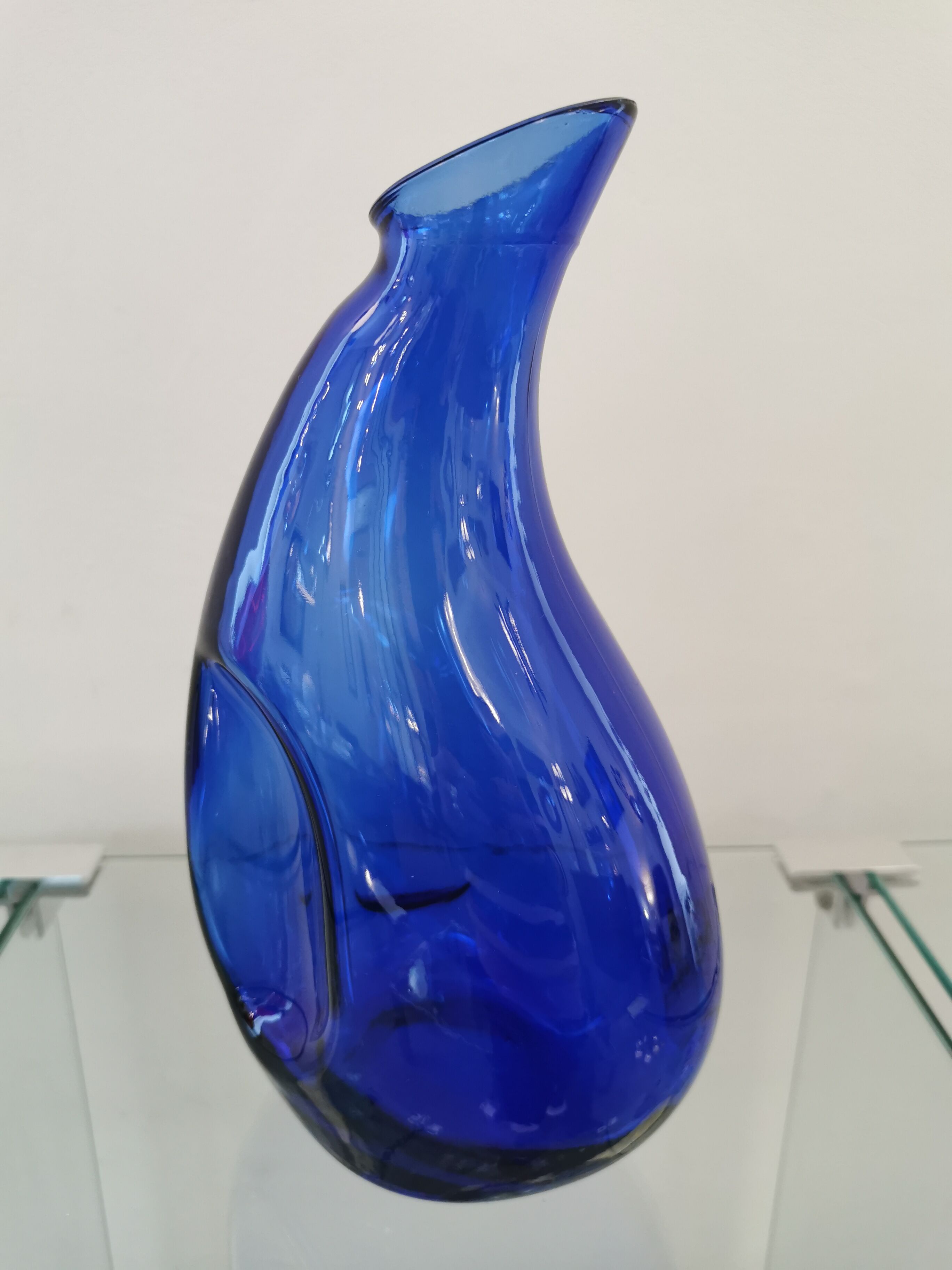 Carafe en verre bleu vintage