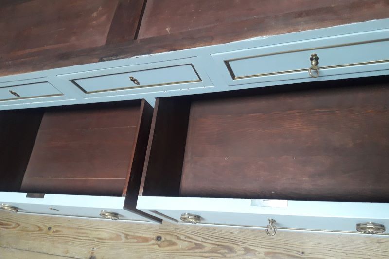Commode ancienne style Louis XVI peinte dessus marbre