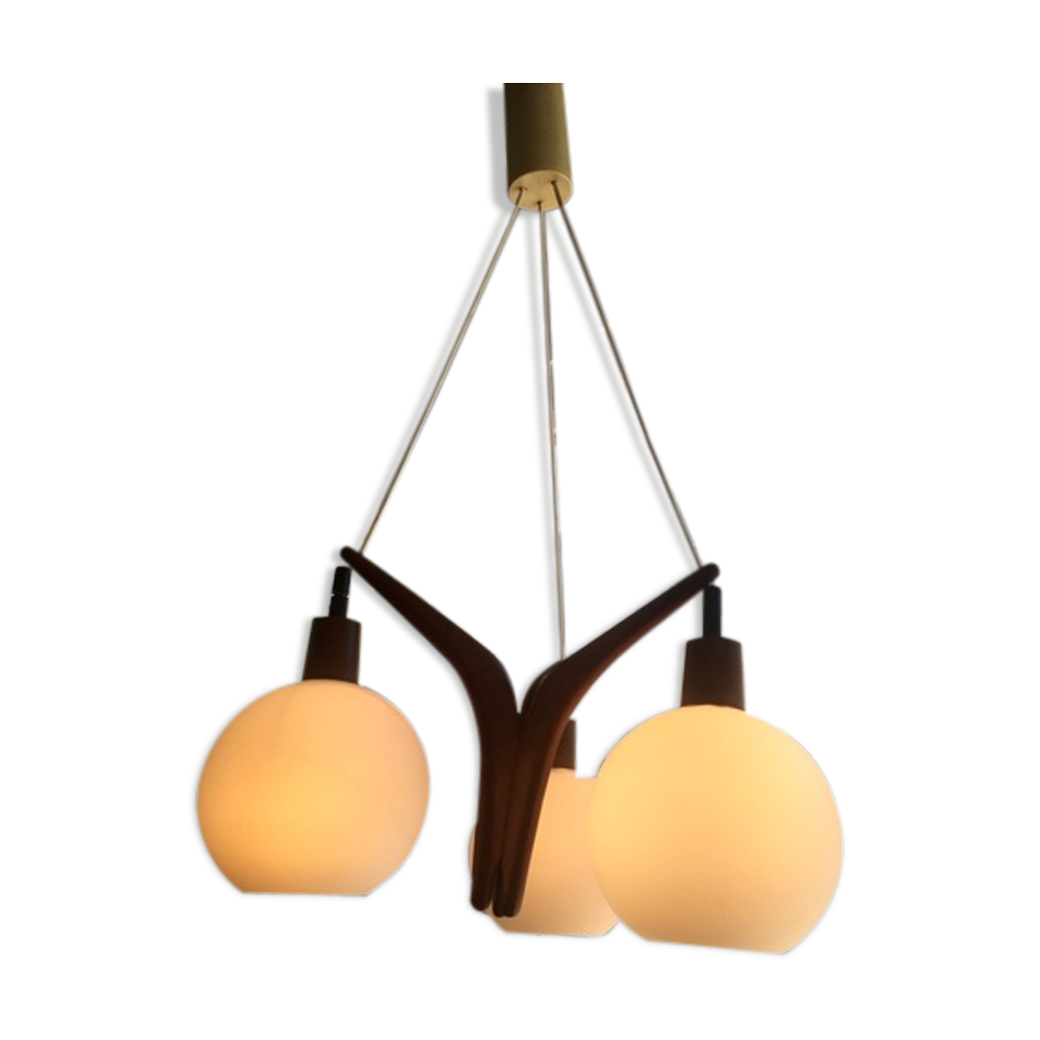Lustre boomerang scandinave en teck  3 globes en opaline