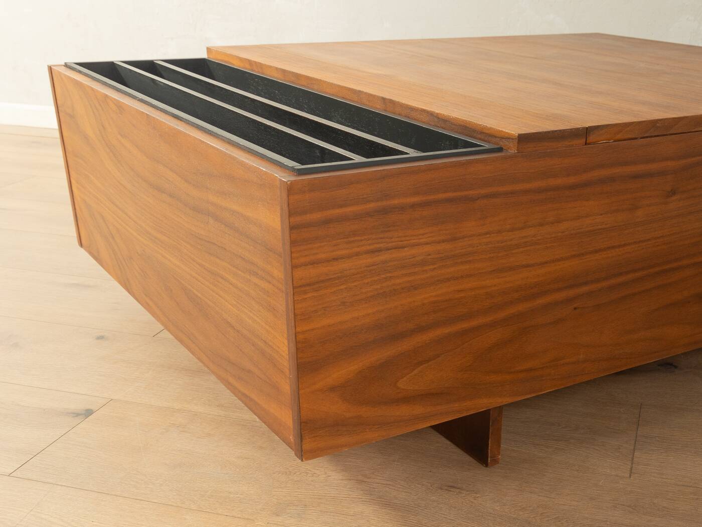 Elegant 1960s walnut veneer coffee table