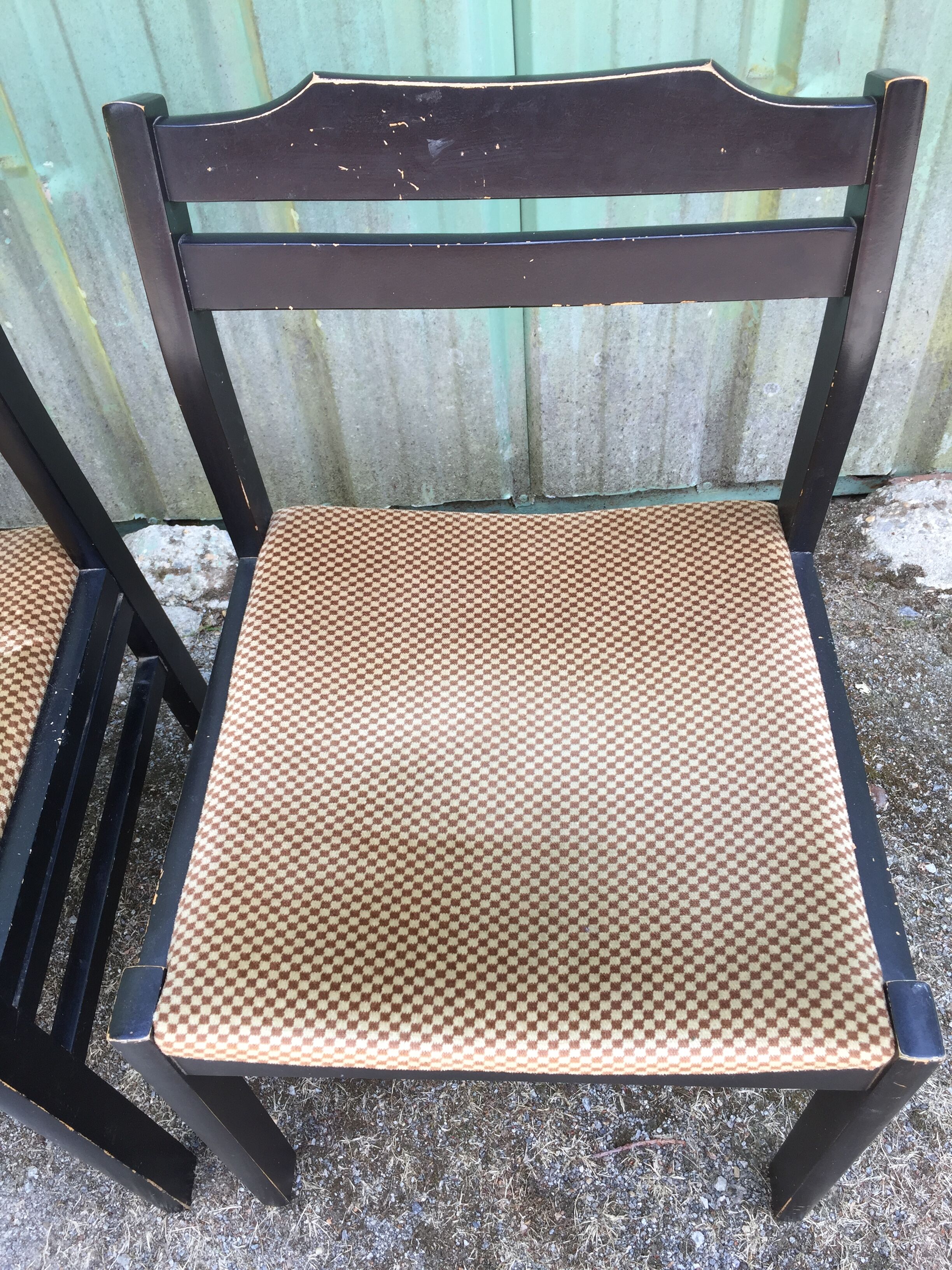 Chaises en hêtre laquées noir à assises en tissu or a petits carreaux
