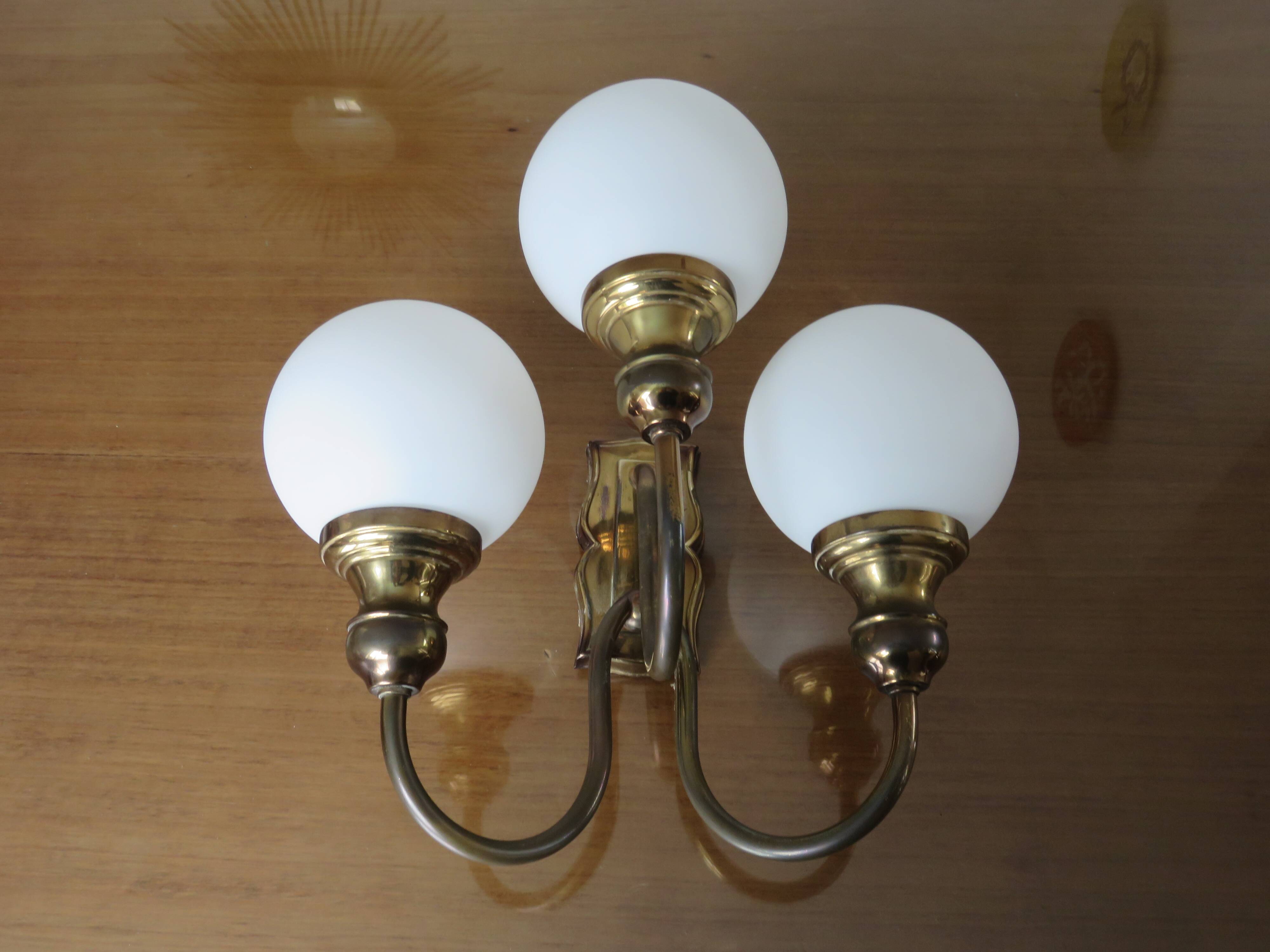 Triple "Hollywood Regency" wall light in brass and opaline, 1970