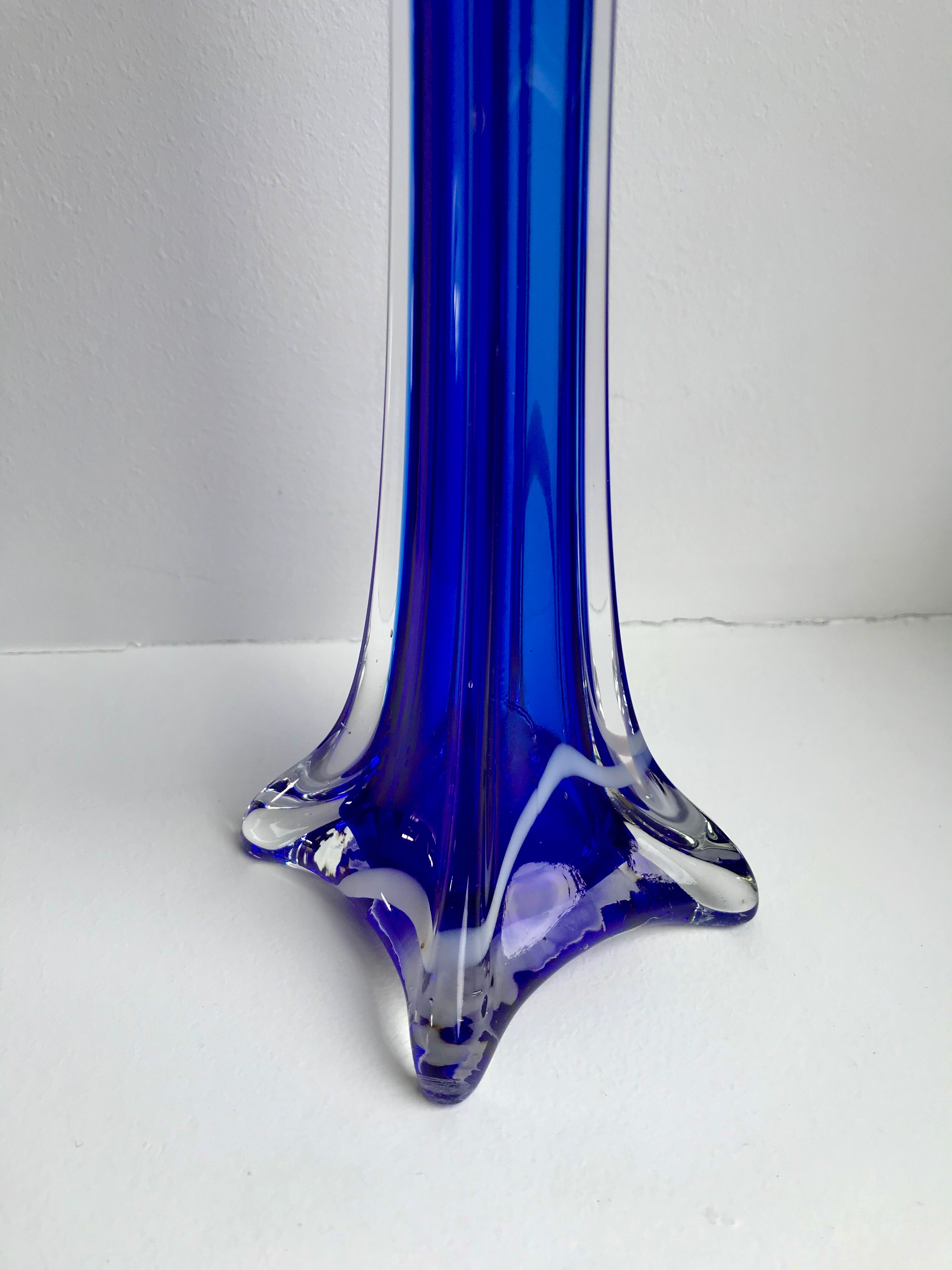Vase en verre soufflé murano bleu roi années 70