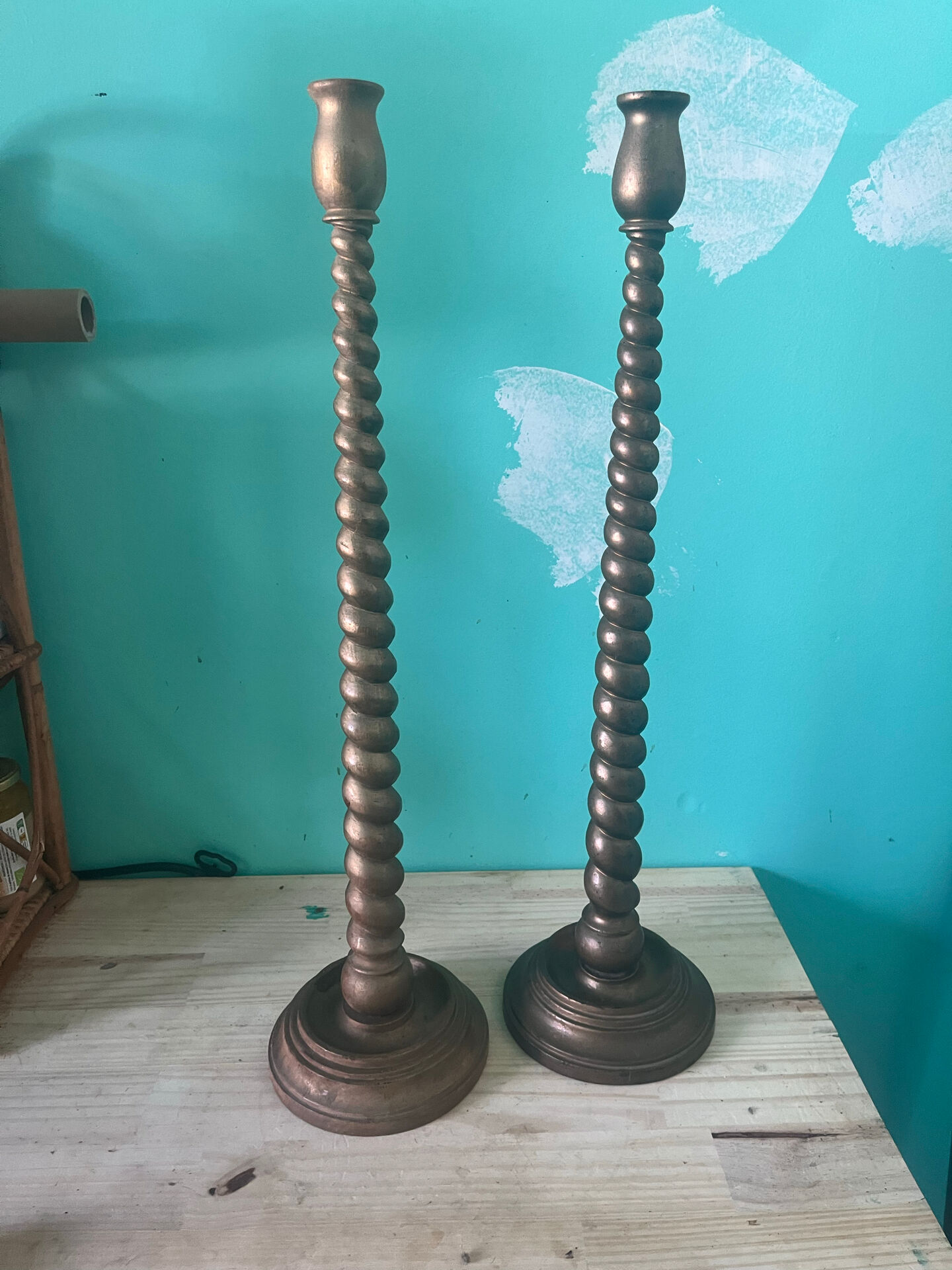 Paire de grands bougeoirs en bois torsadé doré — Hauteur 62 cm — Déco