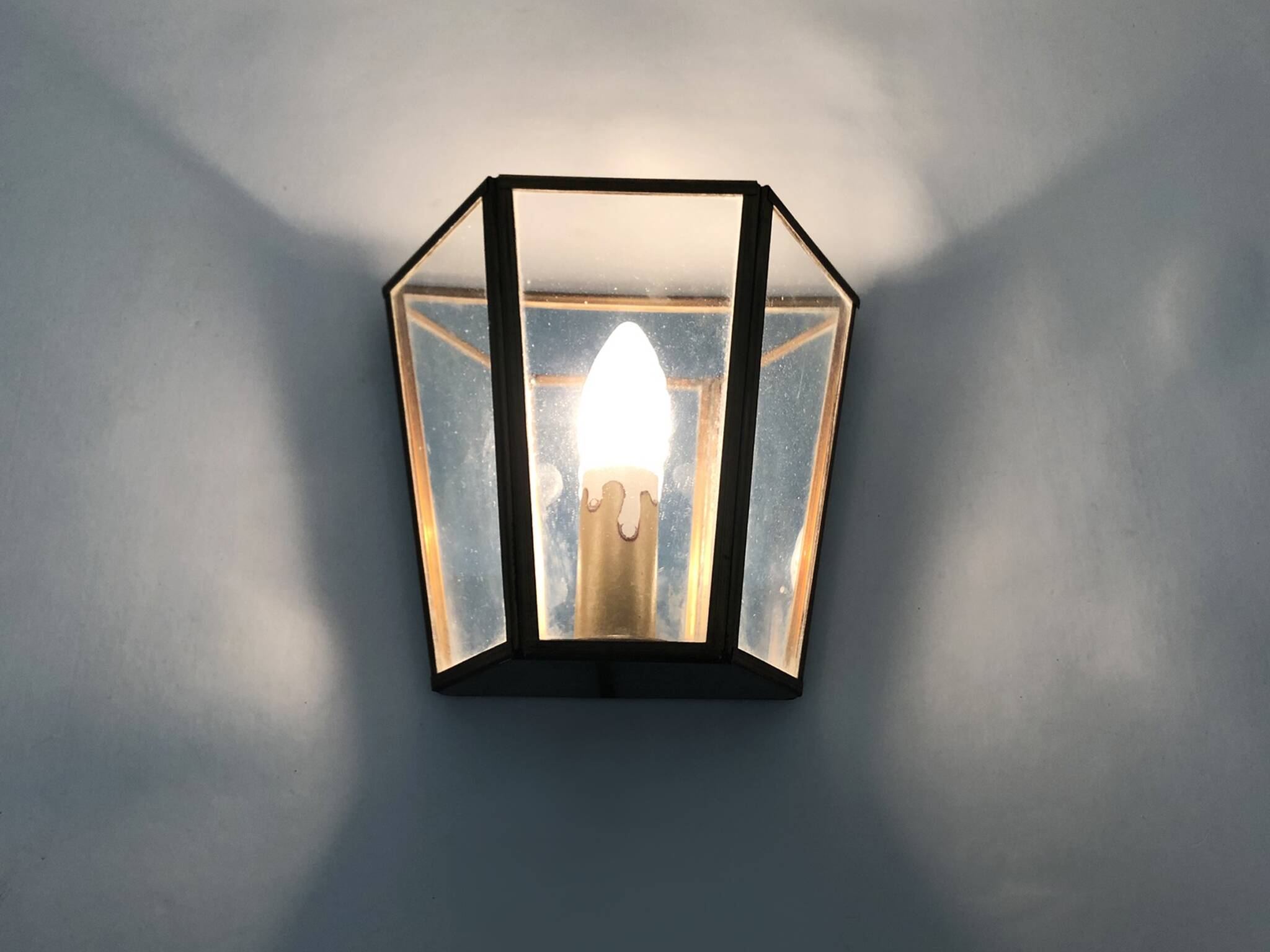 Louis XIII wall light in brass and glass. 1960s