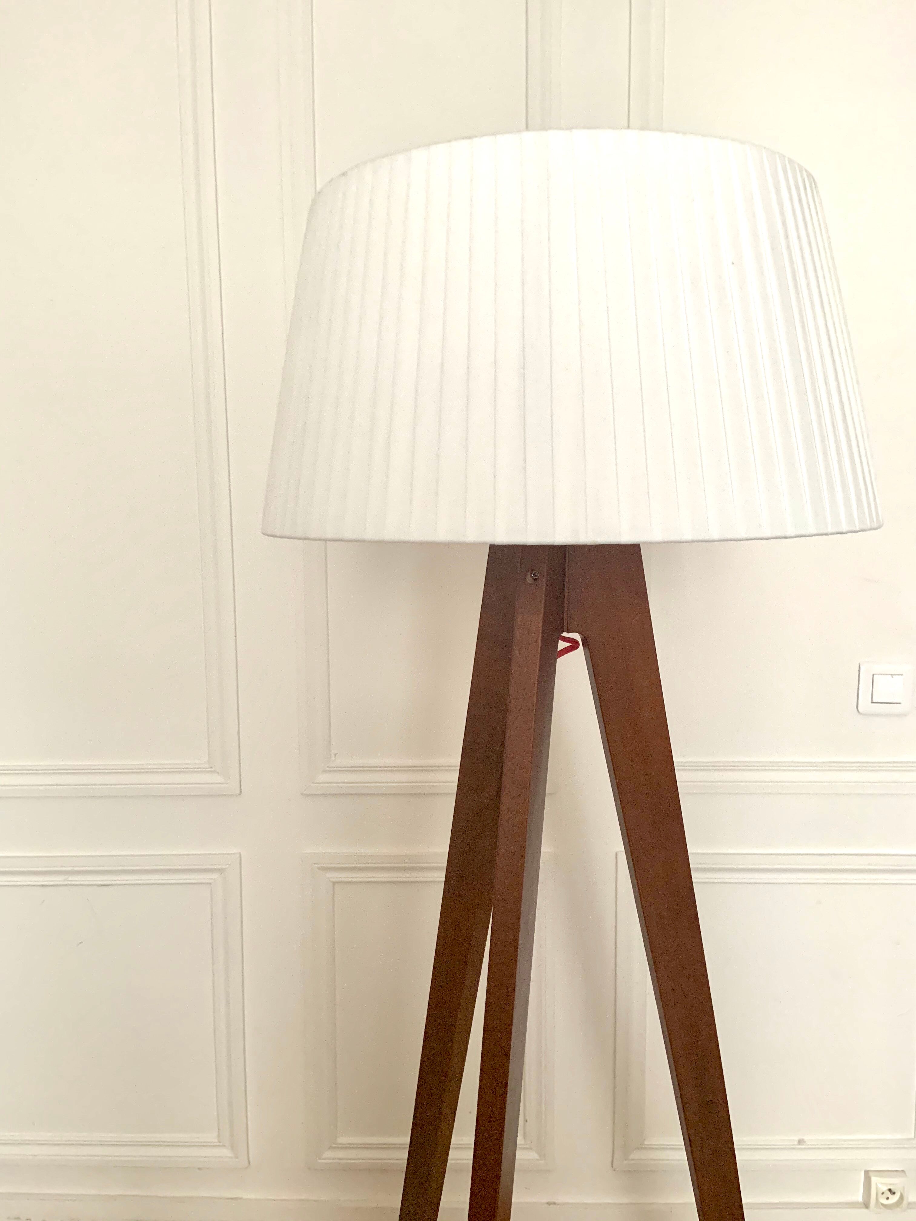 Tripod lamppost