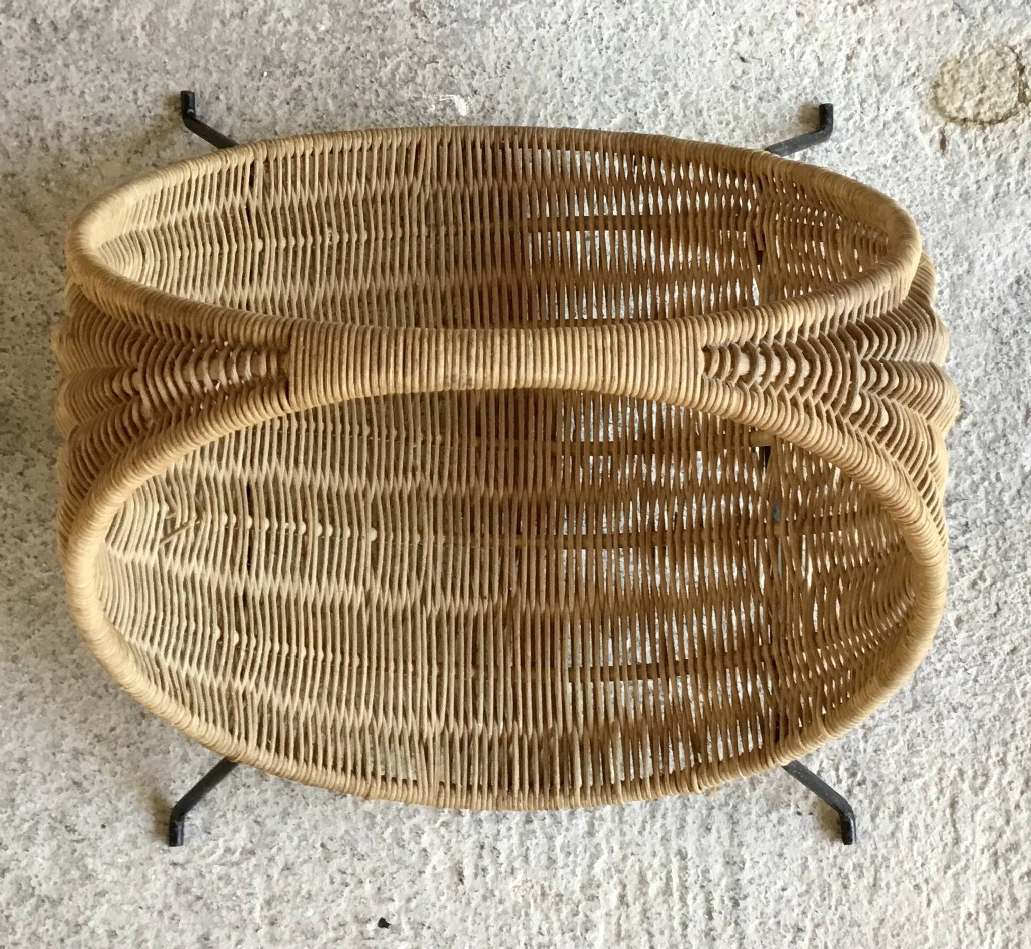 Magazine rack or log holder in wicker and metal - 1950s design