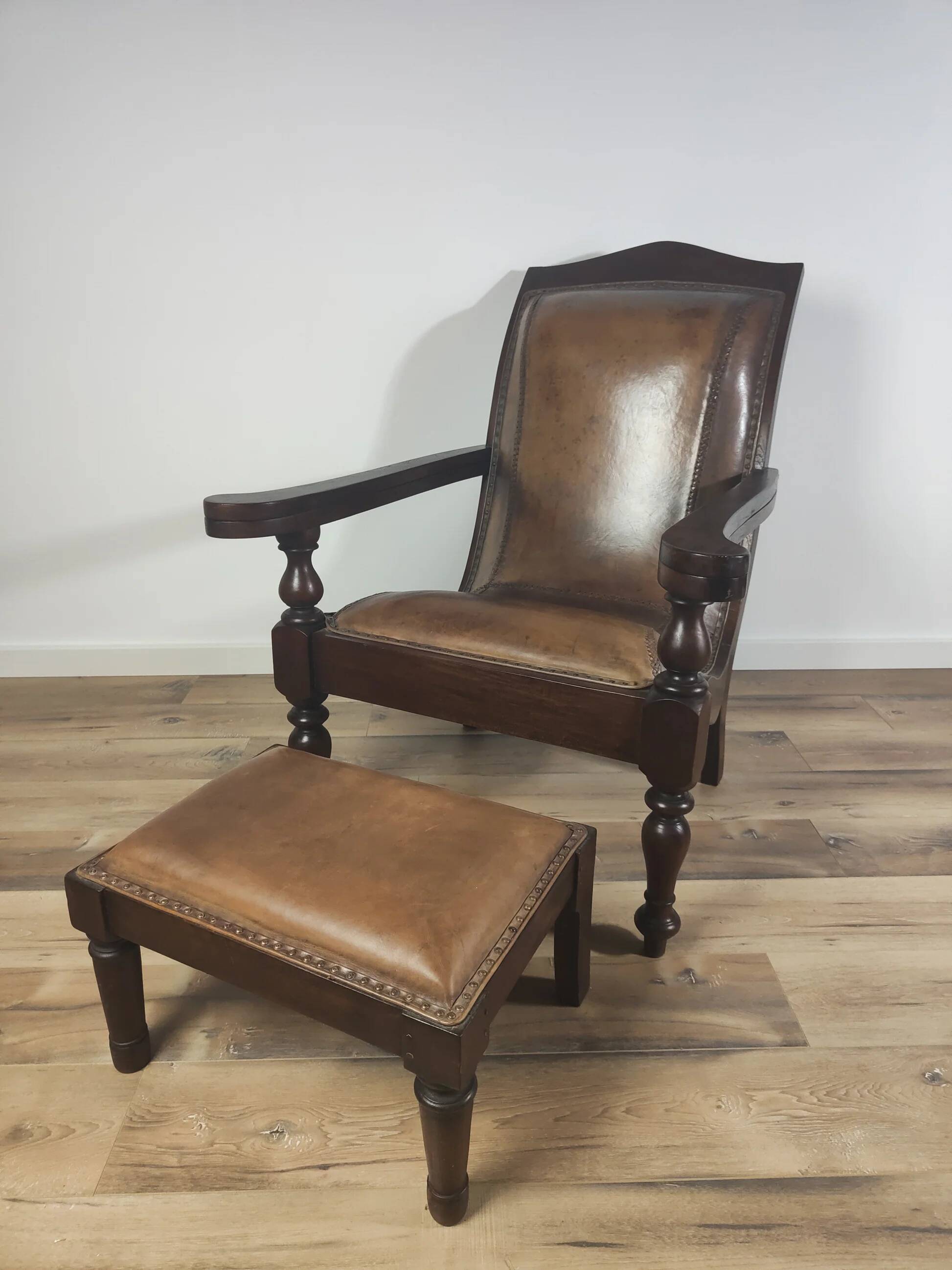 Fauteuil/chaise de château ancien avec tabouret