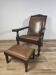 Fauteuil/chaise de château ancien avec repose-pieds.