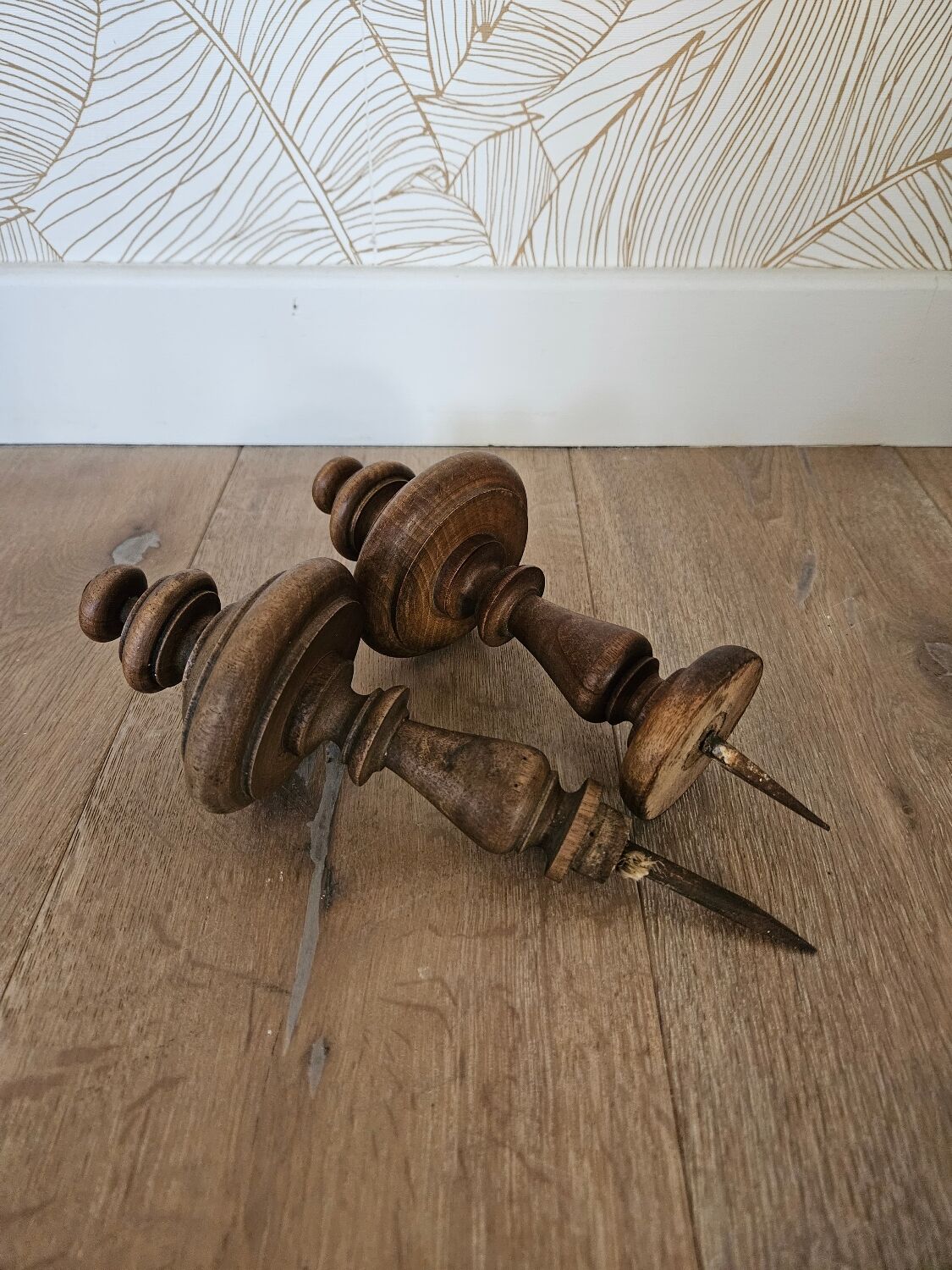 Paire de patères en bois tourné