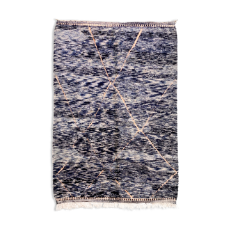 Tapis berbère marocain beni ouarain chiné bleu à motifs gravés 307x202cm