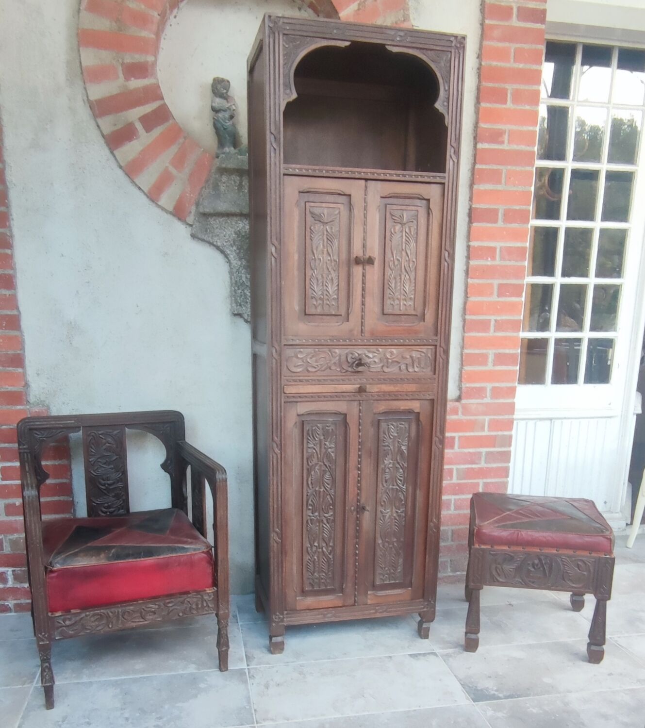 Ensemble 3 pièces meuble, fauteuil et pouf bois sculpté