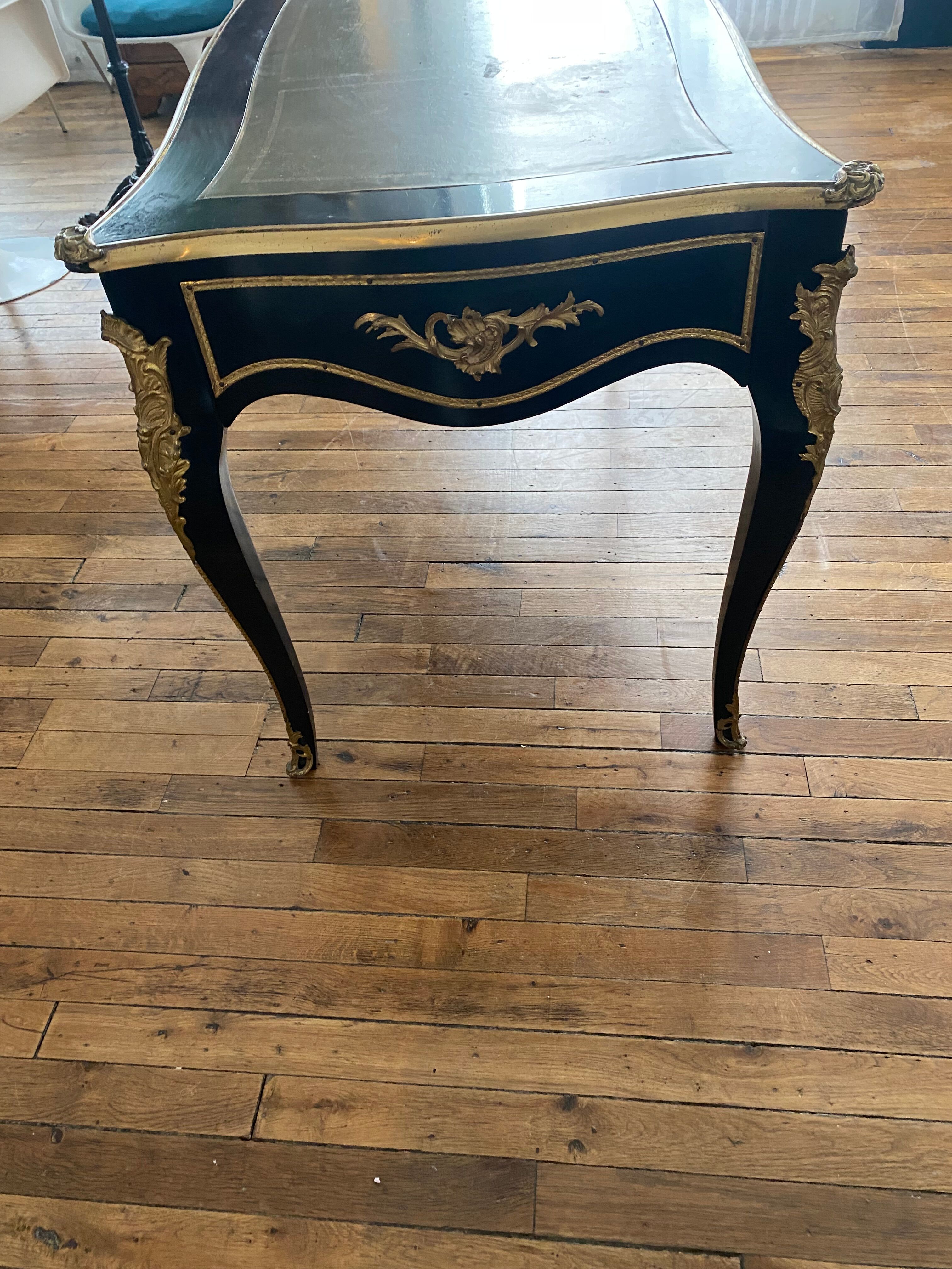 Bureau Louis XV  en bois noirci