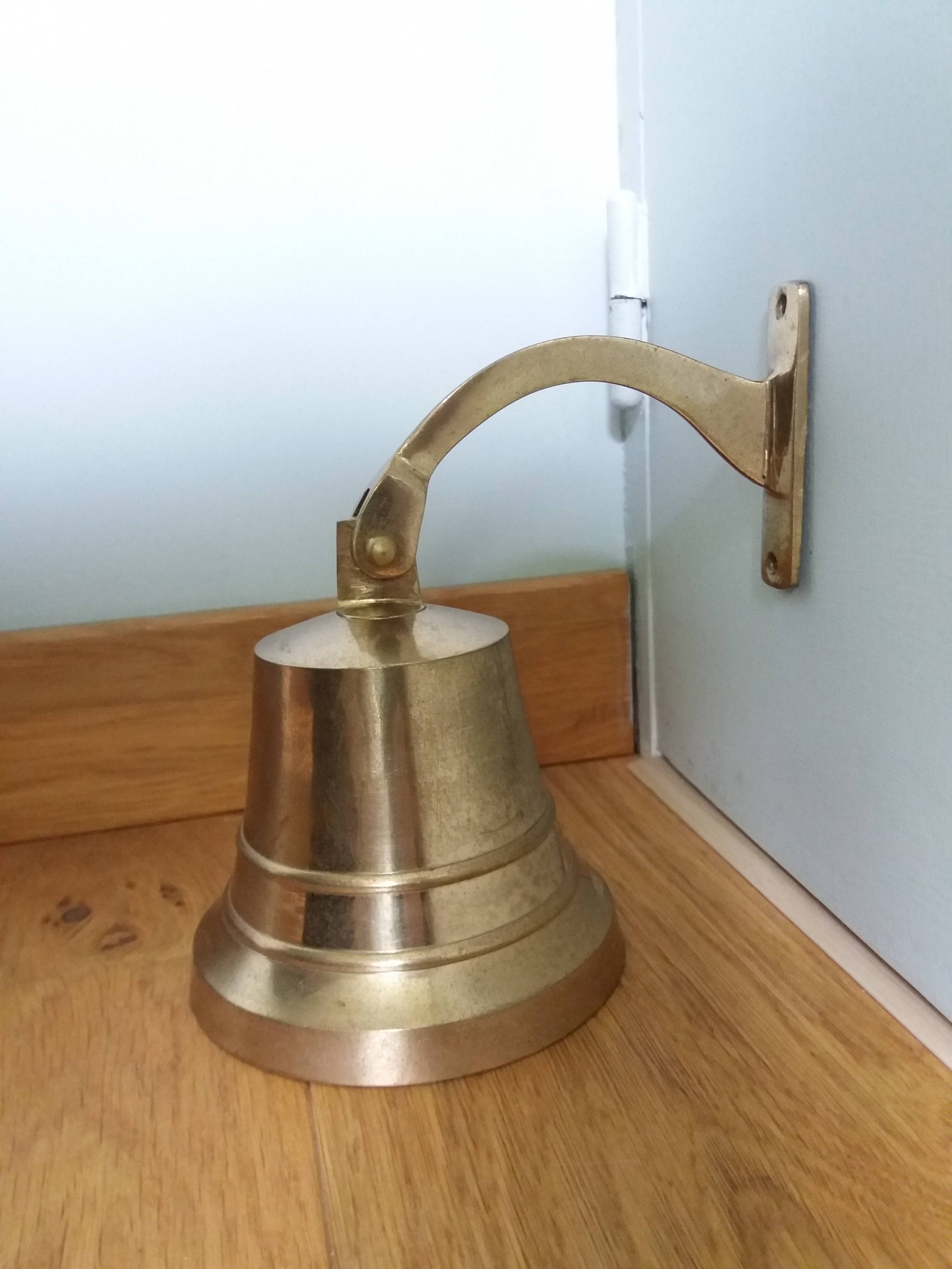Wall entrance bell with bracket