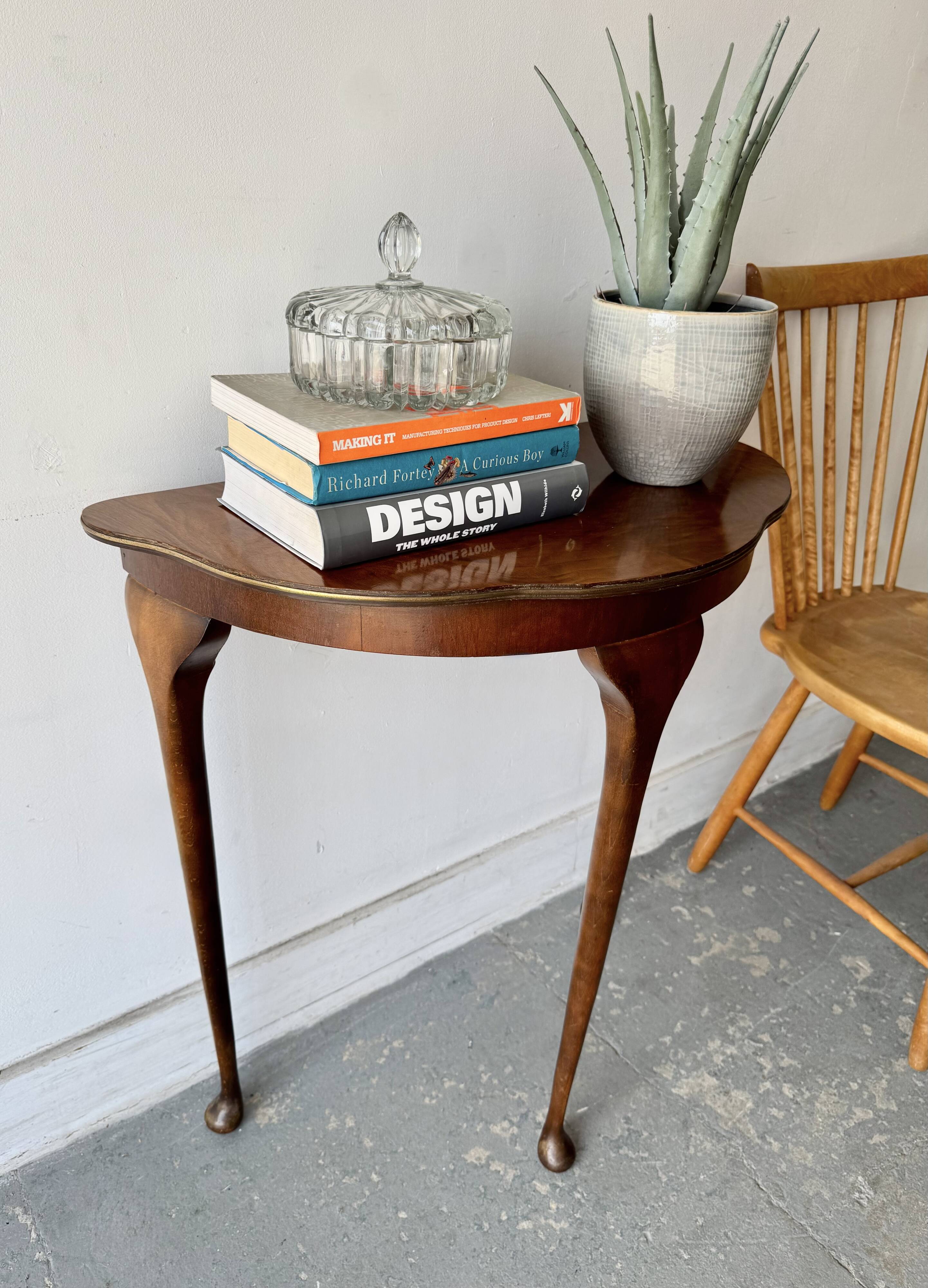 Table d'appoint demi-lune vintage avec garniture en laiton