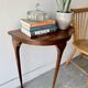 Table d'appoint demi-lune vintage avec garniture en laiton