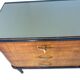 Commode en acajou plaqué avec plateau en verre vert, années 1950