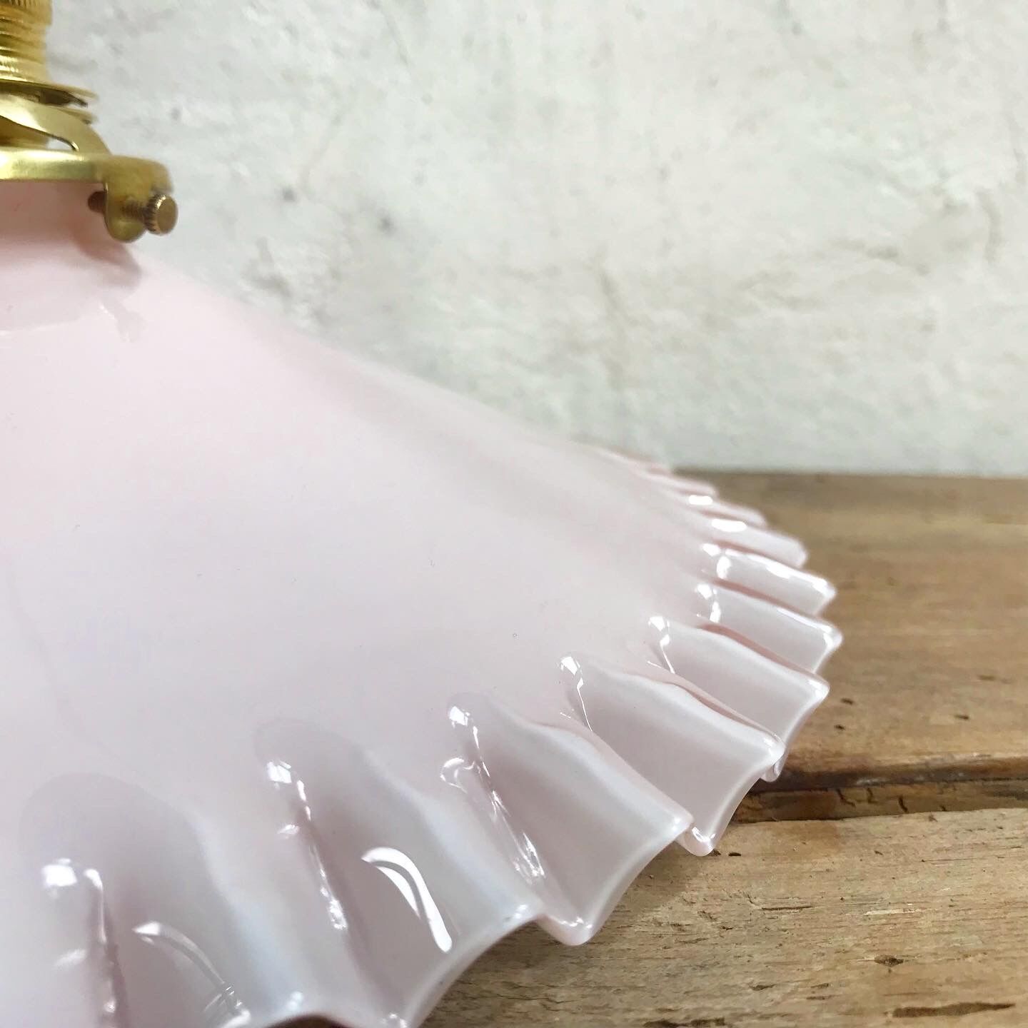 Pink opaline suspension