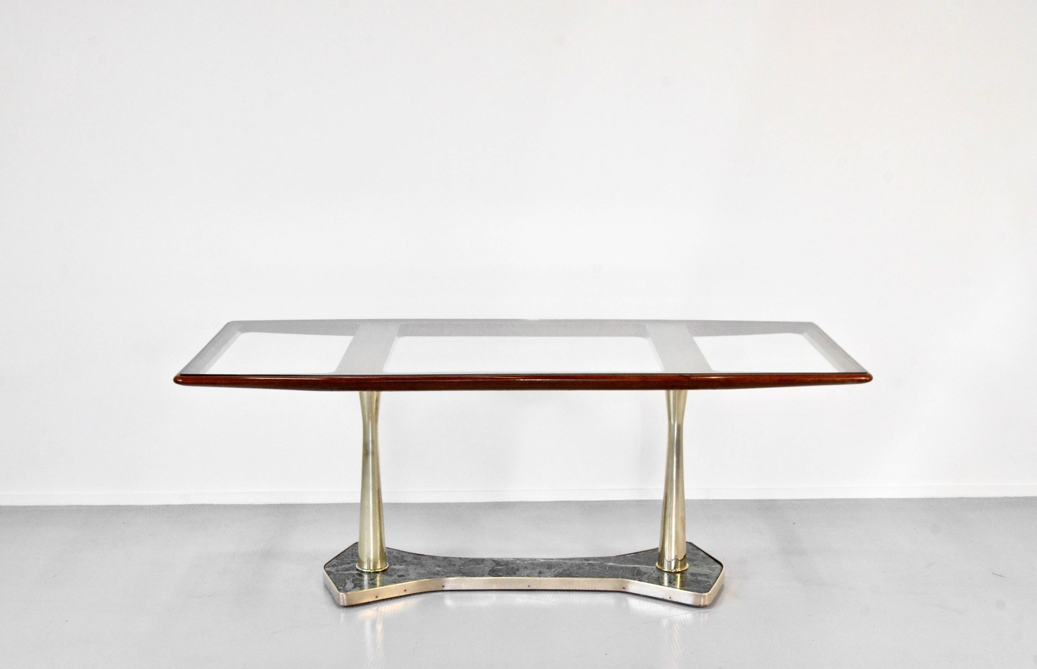 Table à manger italienne du milieu du siècle en acajou, laiton et marbre. Fr