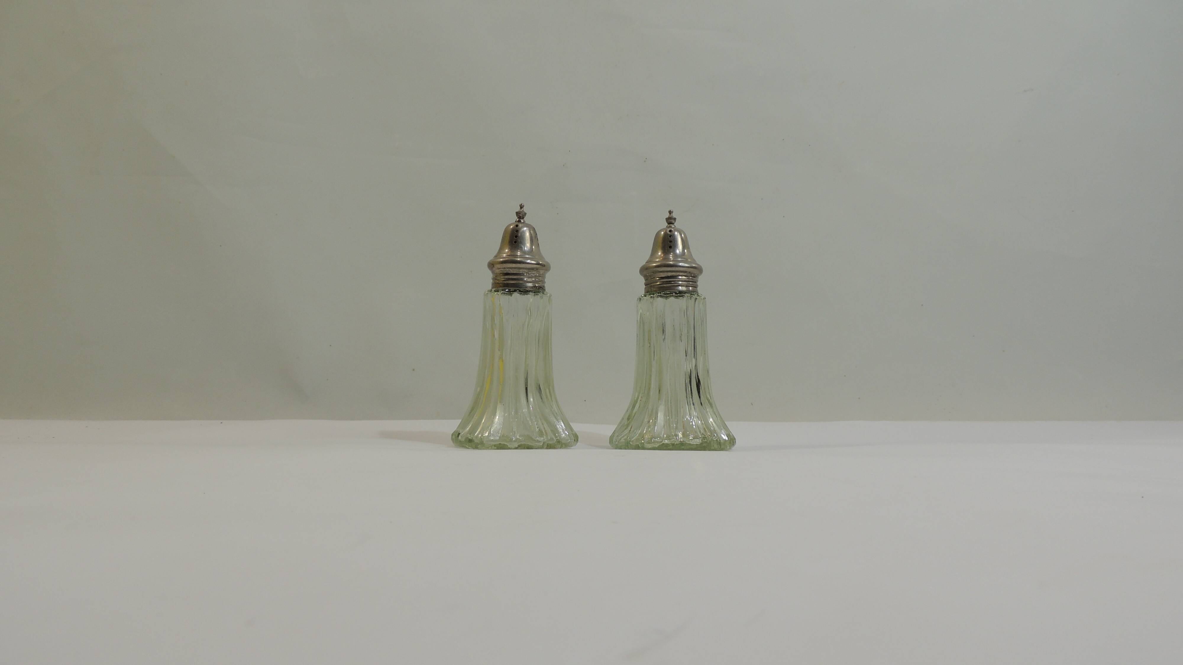 set of 2 condiment dispensers / salt shakers / pepper shakers / sugar bowls / shakers