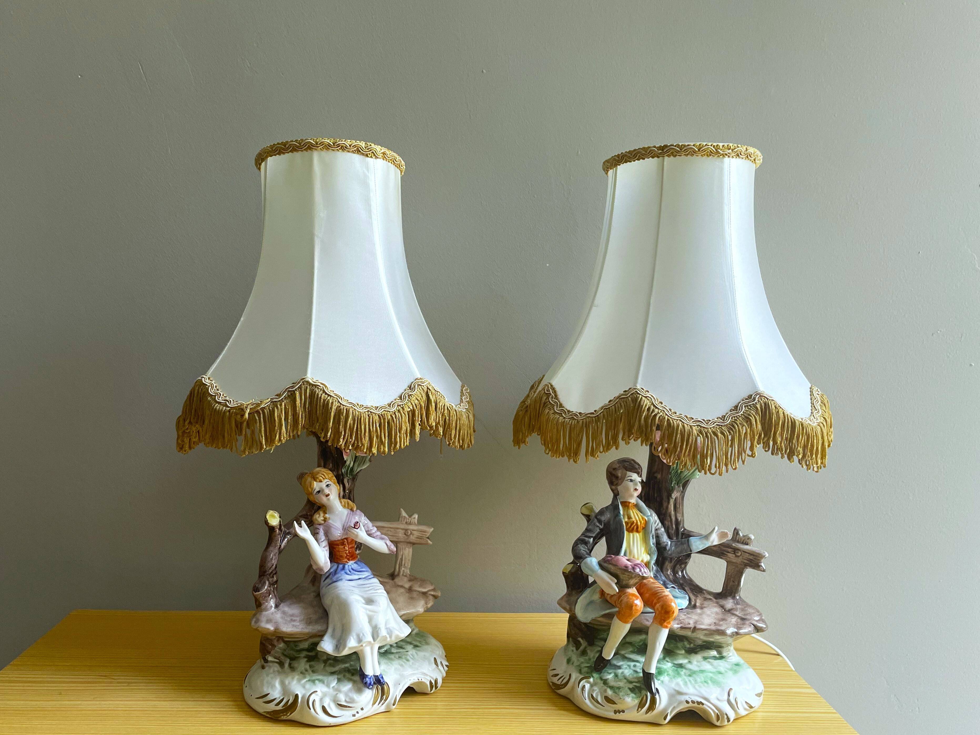 Paire de lampes de table en porcelaine italienne par Capodimonte.