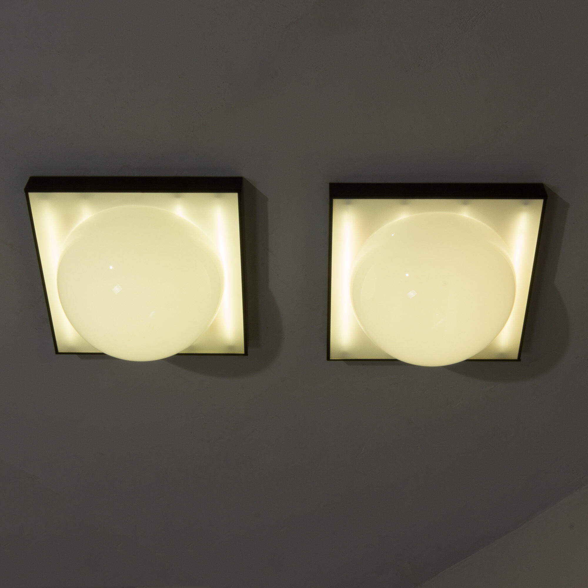 Paire d’appliques murales en acrylique italiennes extra large Space Age