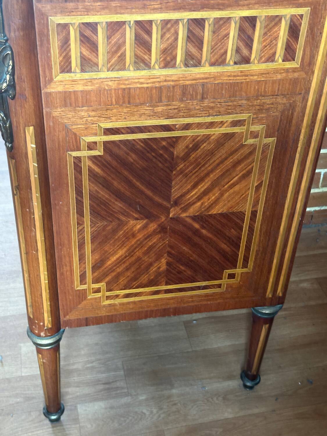 Louis XVI style chest of drawers, spinning top legs - transition style marquetry