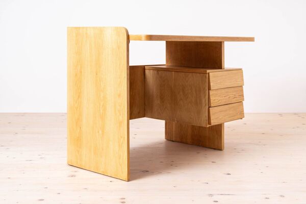 Bureau postmoderne, table à écrire par Bohumil Landsman, placage de chêne, années 1970