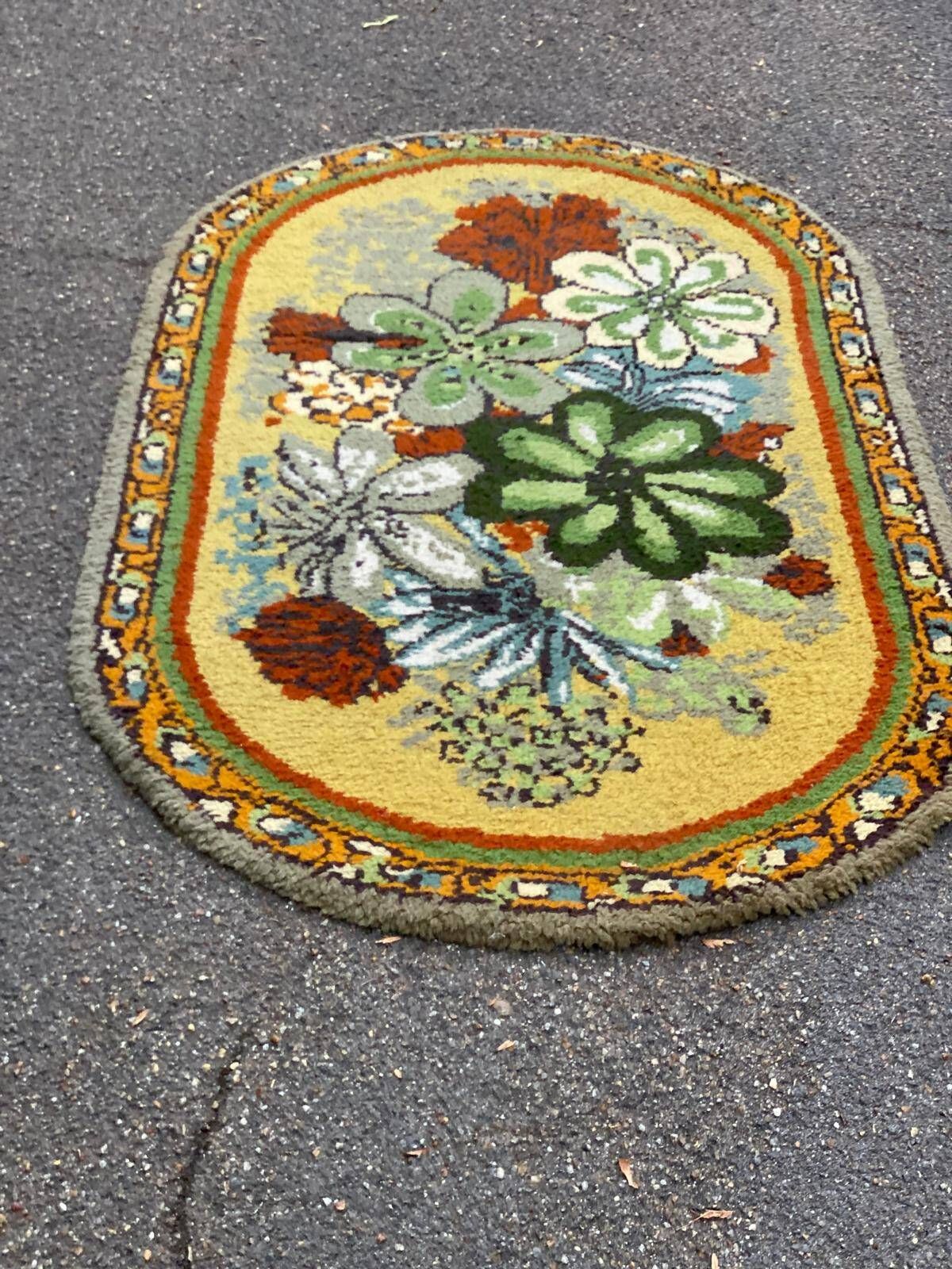 Vintage oval rug from the 70s - Pop flower patterns in green & mustard 185x115.