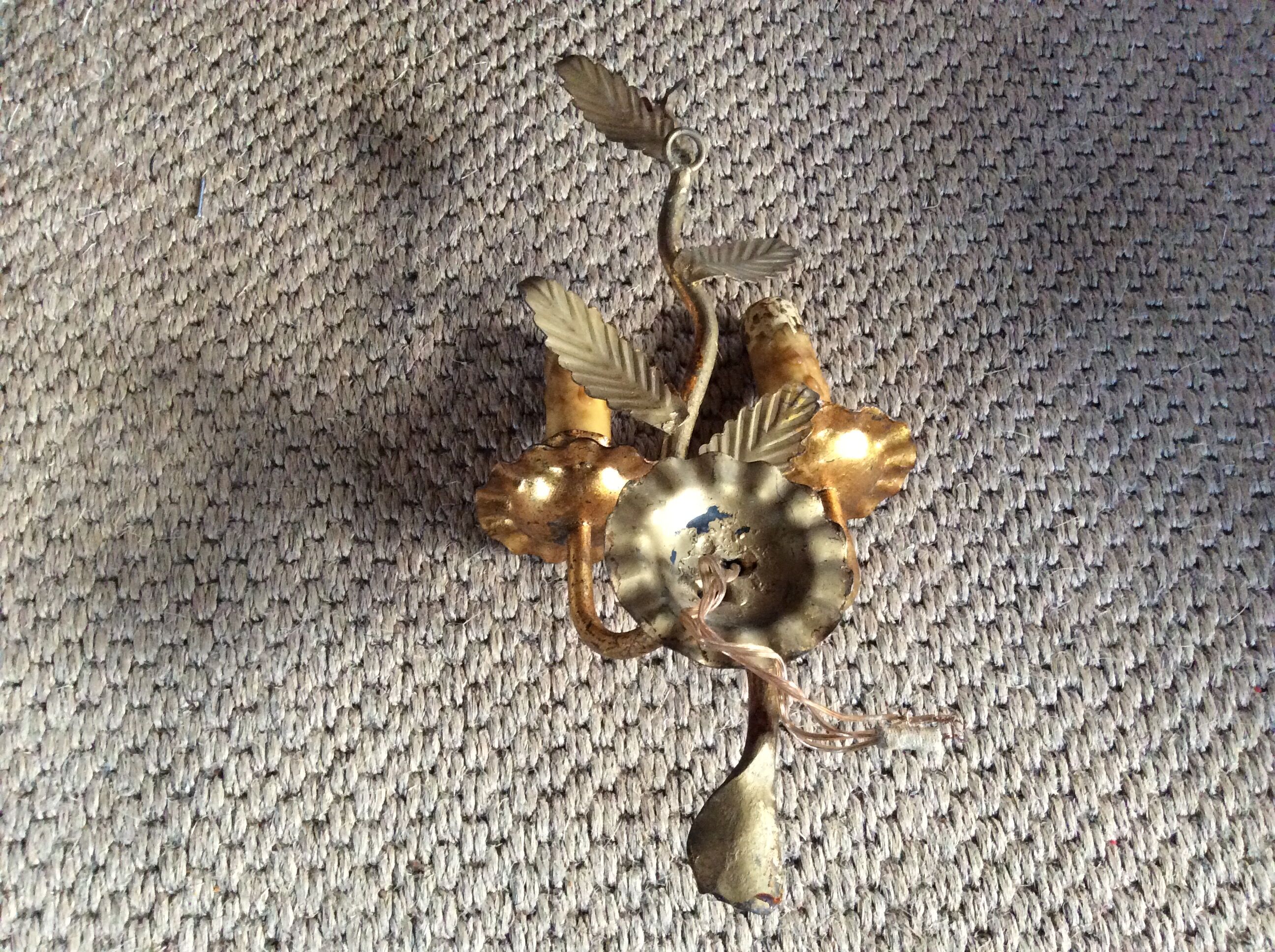 Wall lamp in gold metal