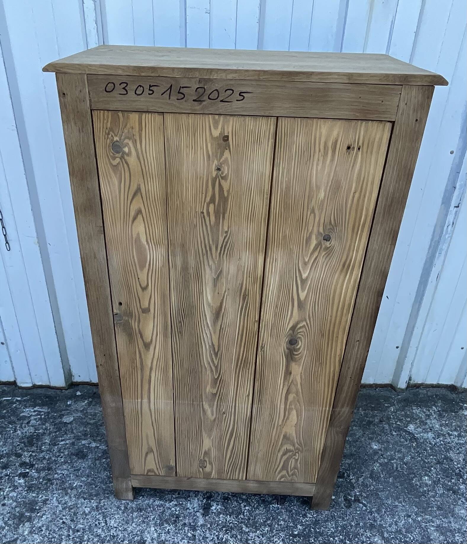 Solid oak storage unit – Contemporary country style