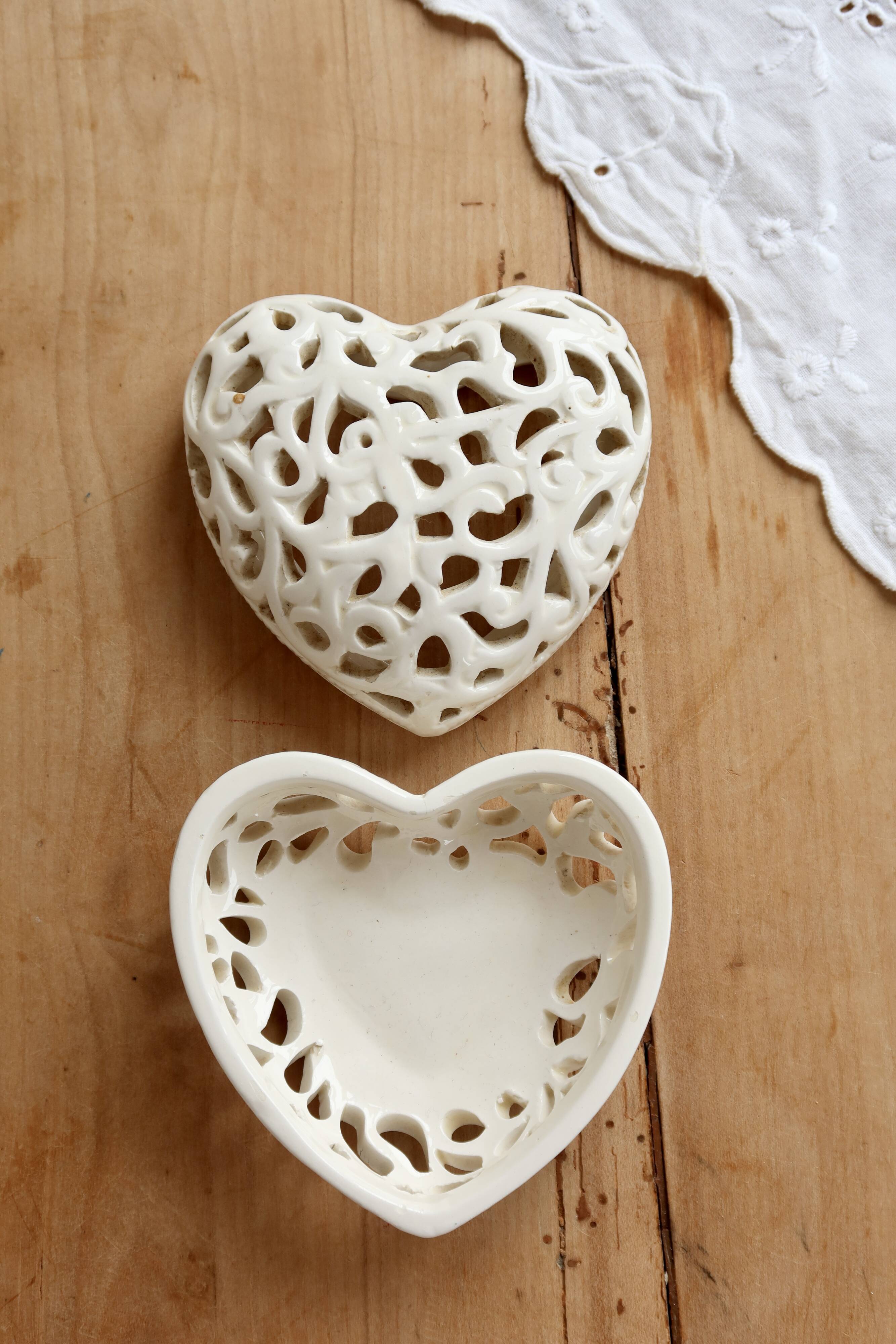 Openwork heart-shaped box in ivory earthenware – Vintage sweet jar
