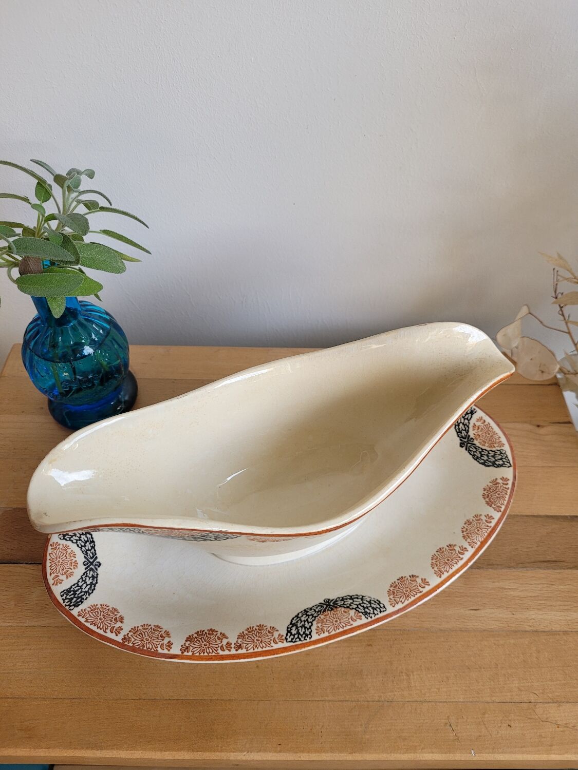 Pauline opaque porcelain saucière